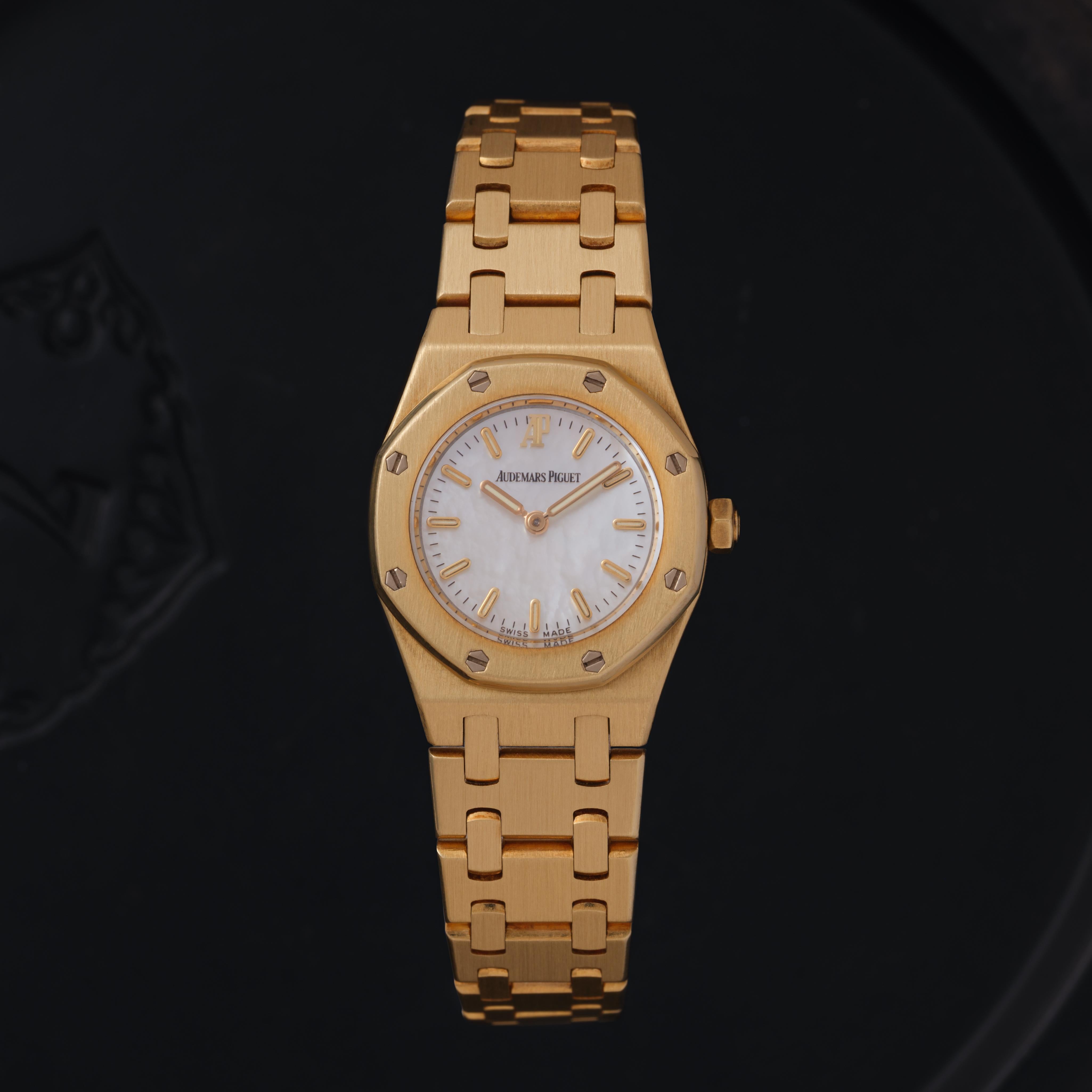 Fabricante: Audemars Piguet
Modelo:Royal Oak Mini
Año: 1995
Material: Oro amarillo de 18 quilates y nácar
Esfera: Madreperla
Medida de la caja: 20 mm
Movimiento: Cuarzo
Estado: Muy bueno
Peso: 64.5 gramos
Talla: Ajustable, se adapta a muñecas de