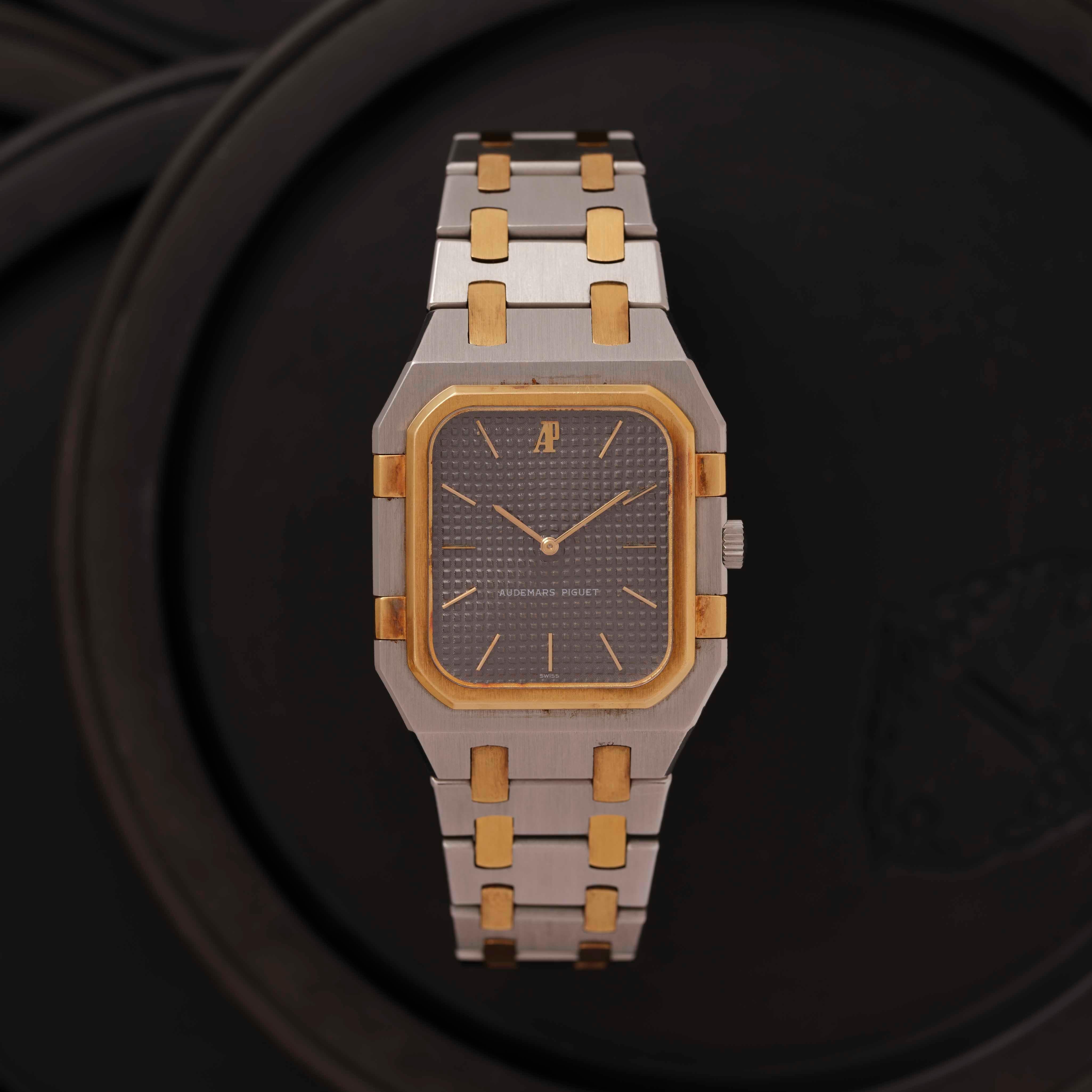 Fabricante: Audemars Piguet
Model No: Roble Real 56049SA
Año: 1978
Material: oro Amarillo 18k
Esfera: Tapicería gris oscuro 
Medida de la caja: 28 mm
Movimiento: Cuarzo
Estado: Muy bueno - vintage
Peso: 81 gramos
Talla: Ajustable, se adapta a