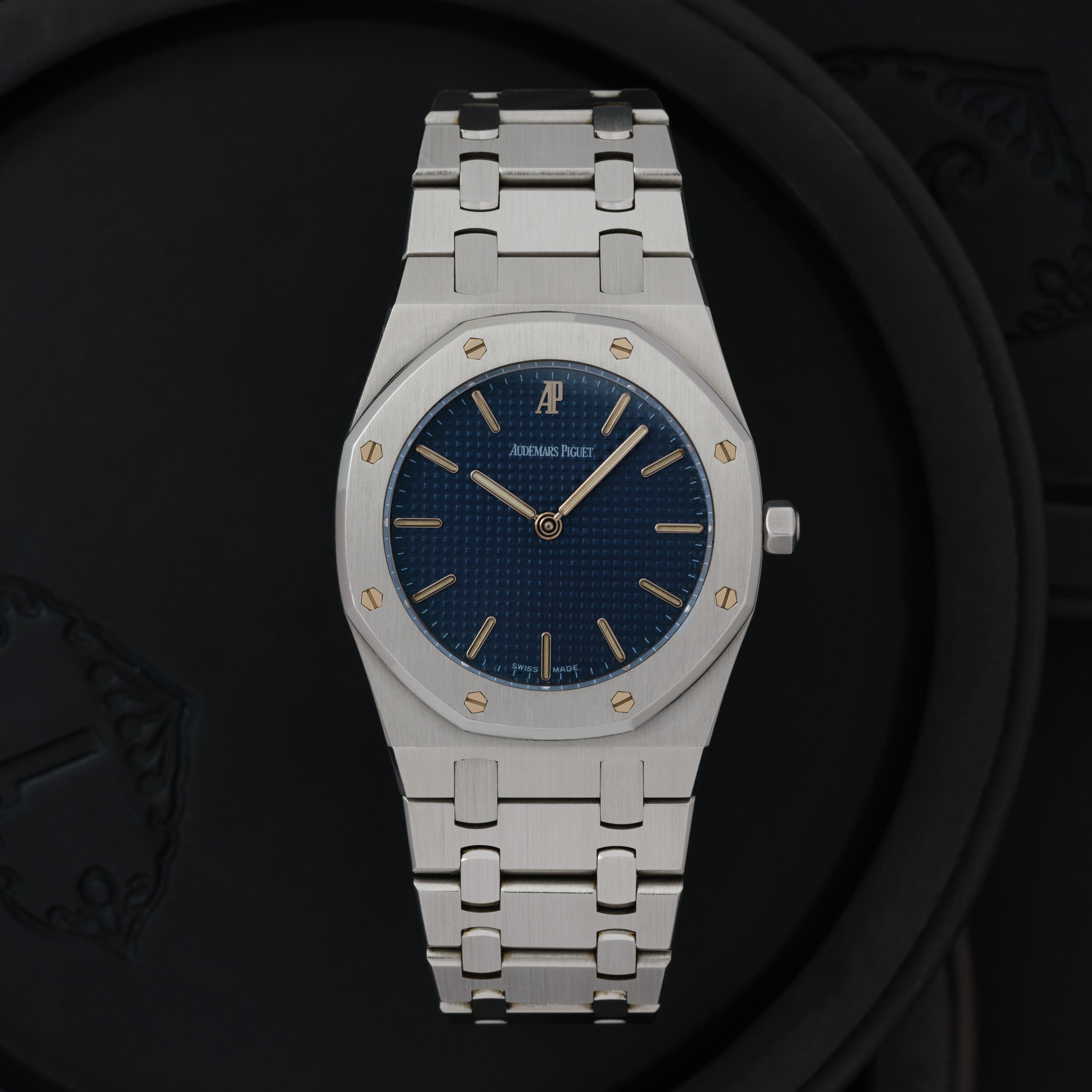 Vintage Audemars Piguet Royal Oak Modelo 56303ST / 33mm Esfera Navy Tapisserie Acero inoxidable, Movimiento de cuarzo c.1995

Fabricante: Audemars Piguet
Model No: 56303ST Roble Real
Año: 1995
Material: Acero inoxidable
Esfera: Tapicería azul
Medida