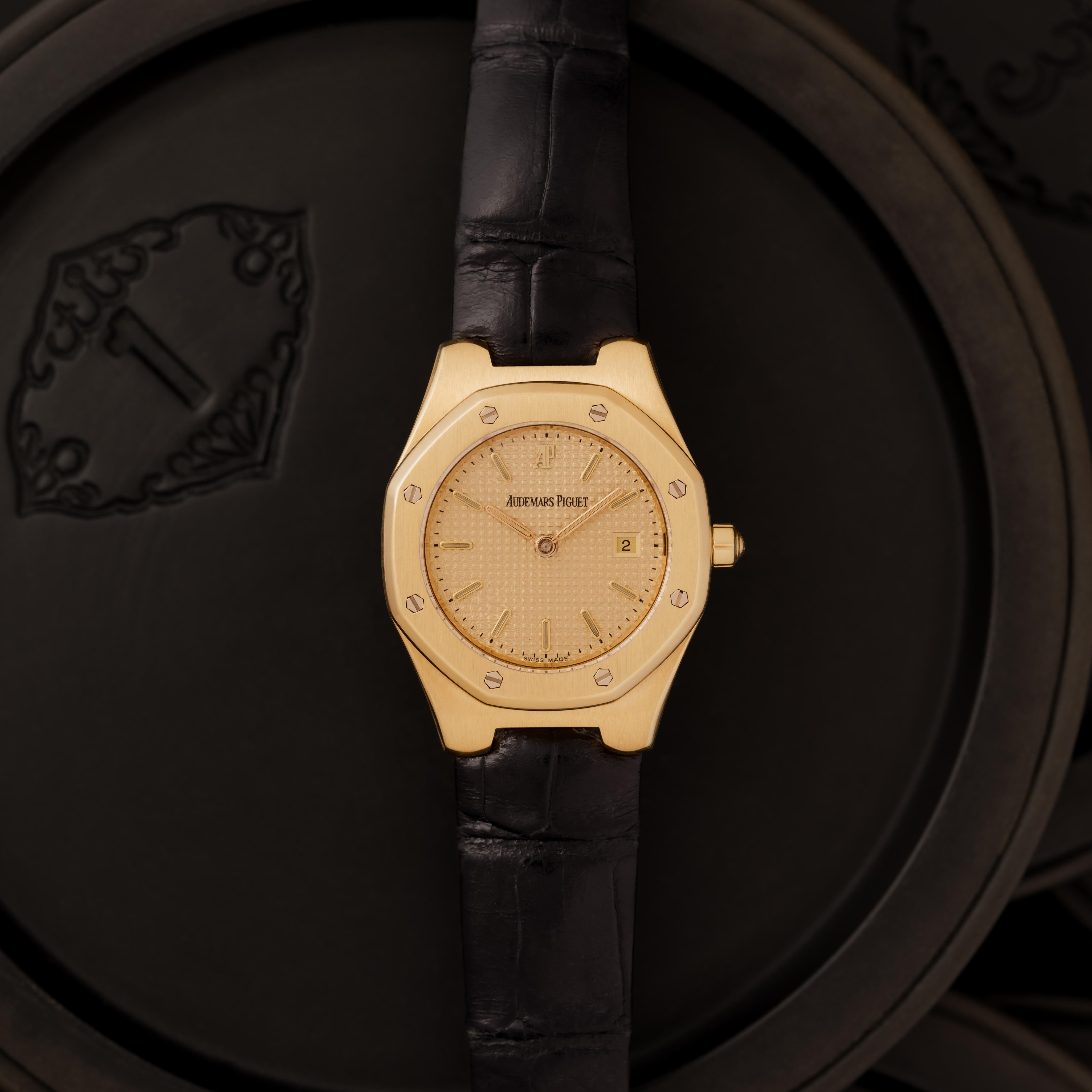 Vintage Audemars Piguet Royal Oak Model 66800BA 18k Yellow Gold 25mm Gold Tapisserie Dial on Leather strap and 18k Yellow Gold Deployment Buckle c.1995

Maker: Audemars Piguet
Model: 66800BA
Year: 1995-98
Material: 18k yellow Gold
Dial: Gold