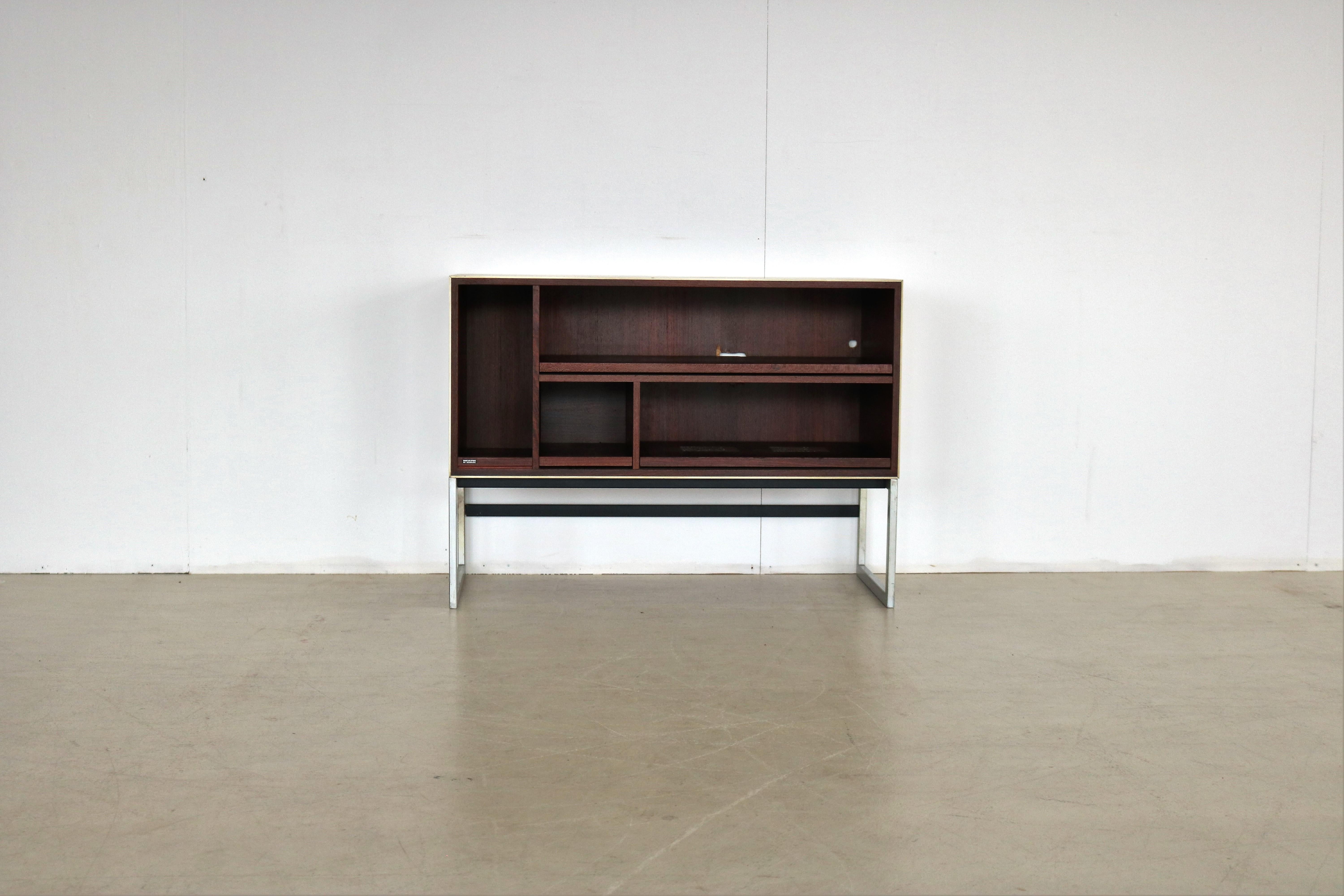 Vintage audio furniture locker Bang & Olufsen MC30

Period 70s
Designs Jacob Jensen Bang & Olufsen Denmark
Conditions excellent minimal signs of use
Size 63 x 86 x 40.5 (HxWxD)

Details rosewood; brushed steel; model MC30;
Article number