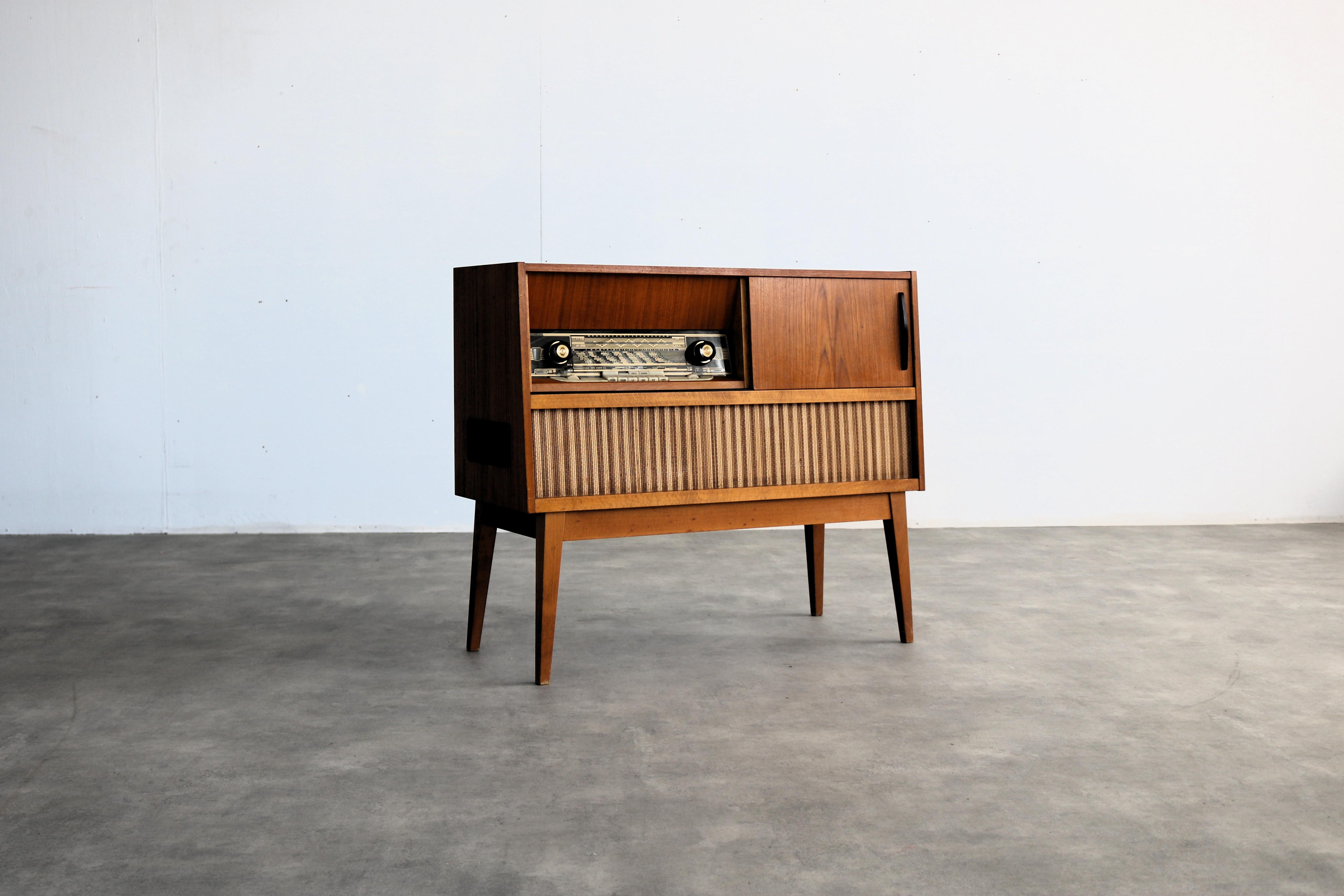 vintage audio furniture  radio  cabinet  1960s  Sweden

period  1960s
design  EIA Stockholm  Regent  Sweden
condition  good  minor signs of use  radio works, LP player needs to be checked; 
size  78 x 90 x 37 (hxbxd)

details  teak; oak; radio; LP