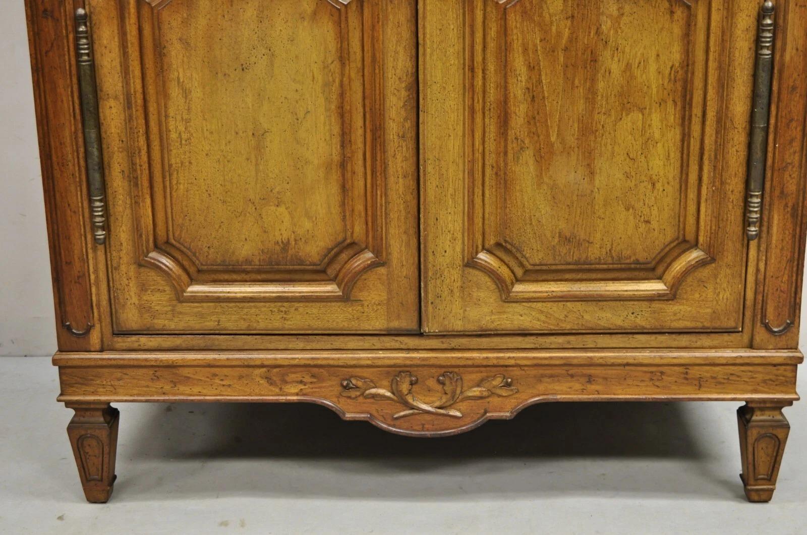 Armoire de style provincial français vintage Auffray & Co en vente 4