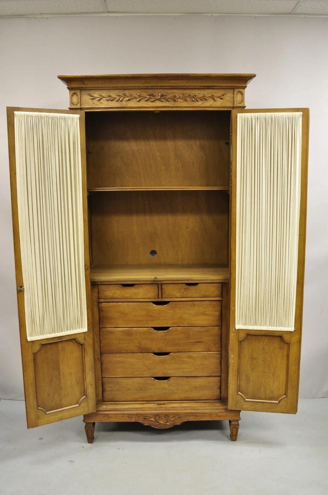 Autre Armoire de style provincial français vintage Auffray & Co en vente