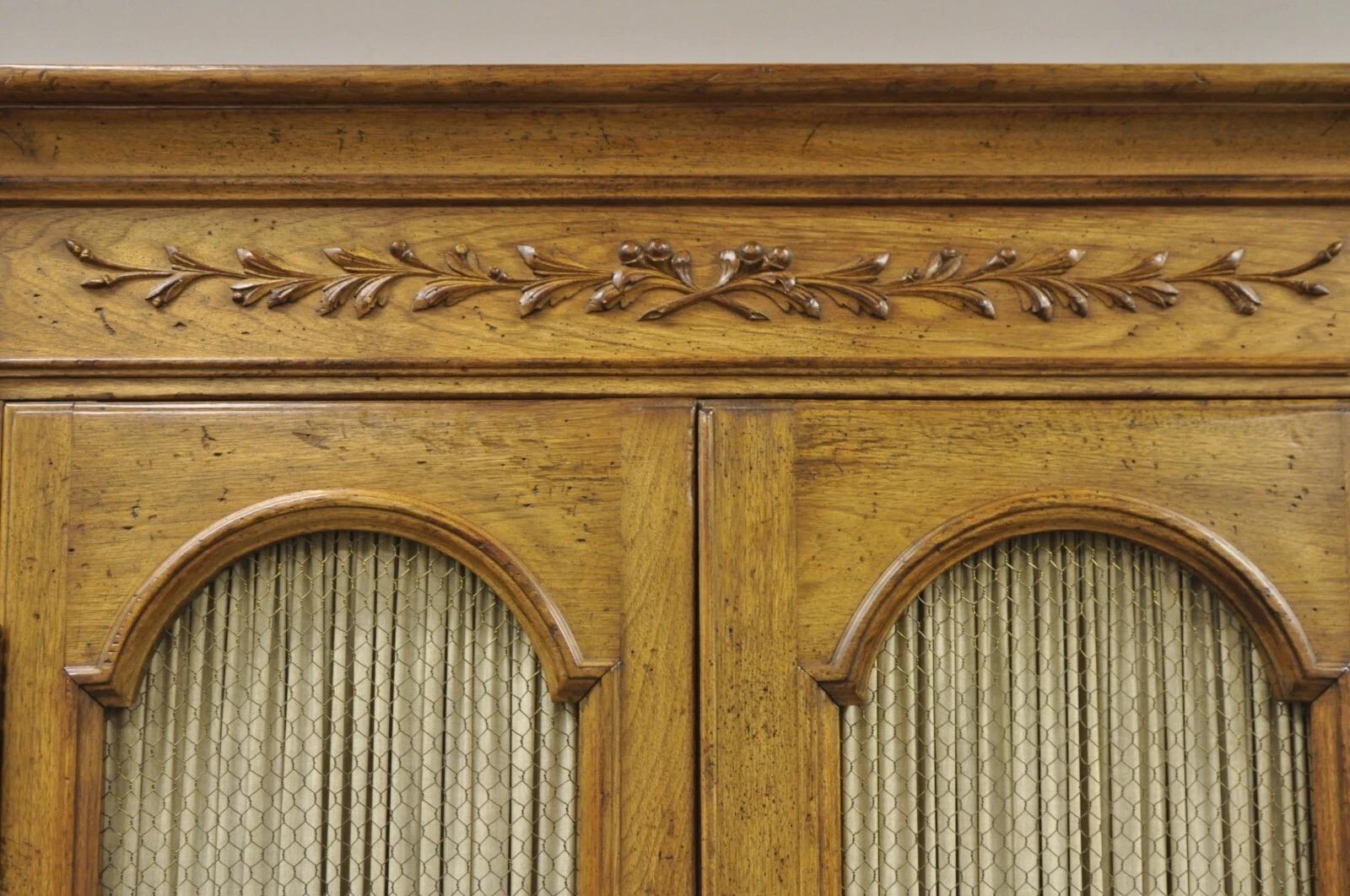 Inconnu Armoire de style provincial français vintage Auffray & Co en vente
