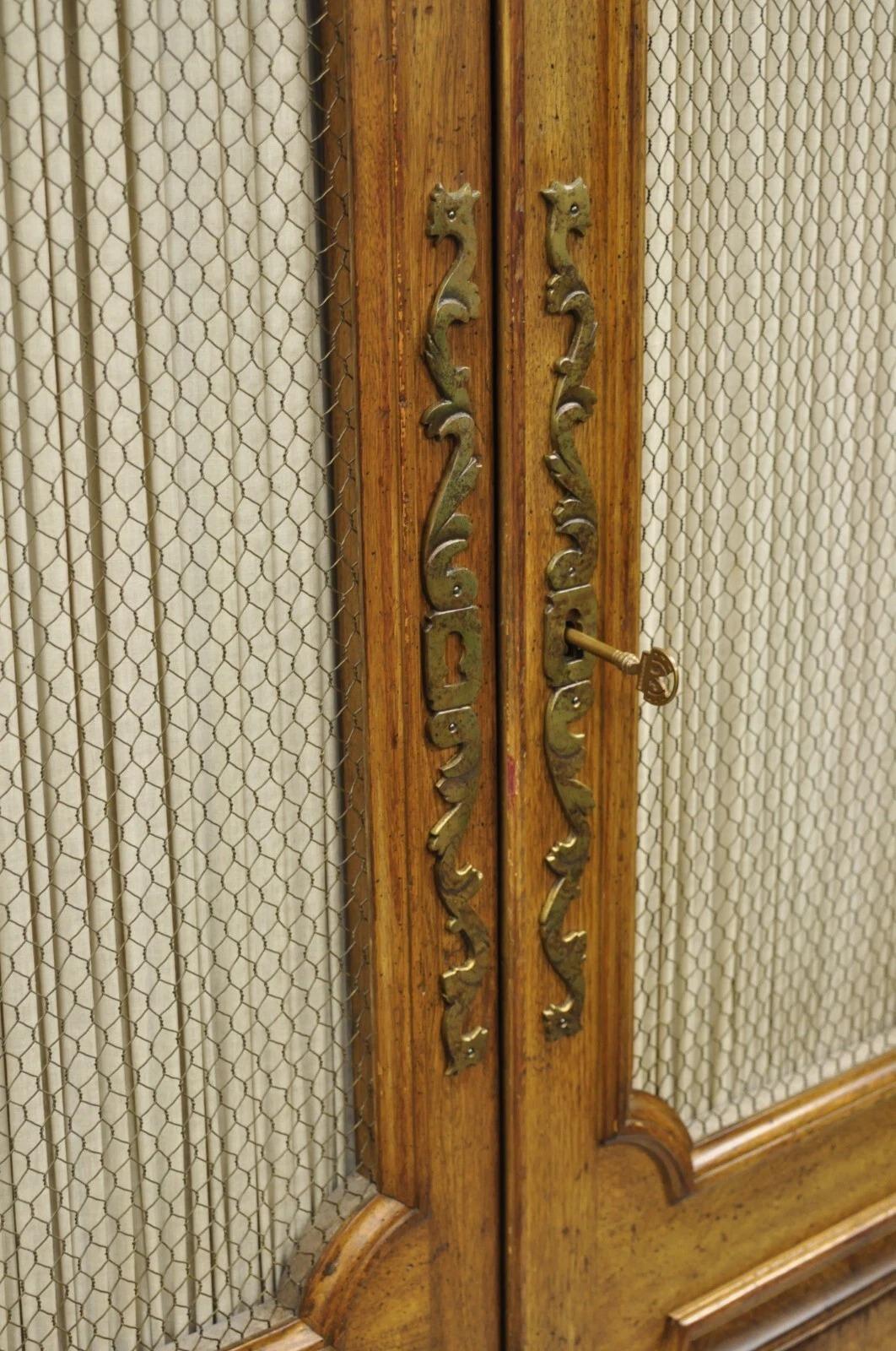 Armoire de style provincial français vintage Auffray & Co Bon état - En vente à Philadelphia, PA