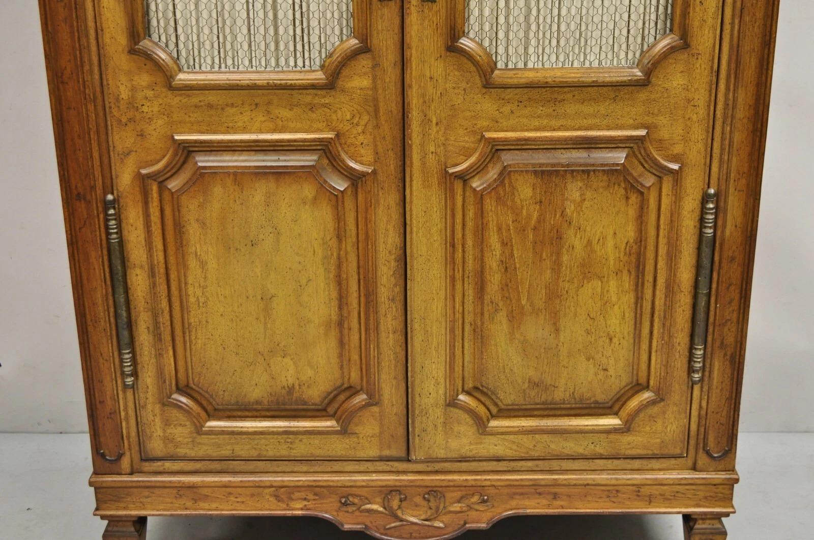 20ième siècle Armoire de style provincial français vintage Auffray & Co en vente