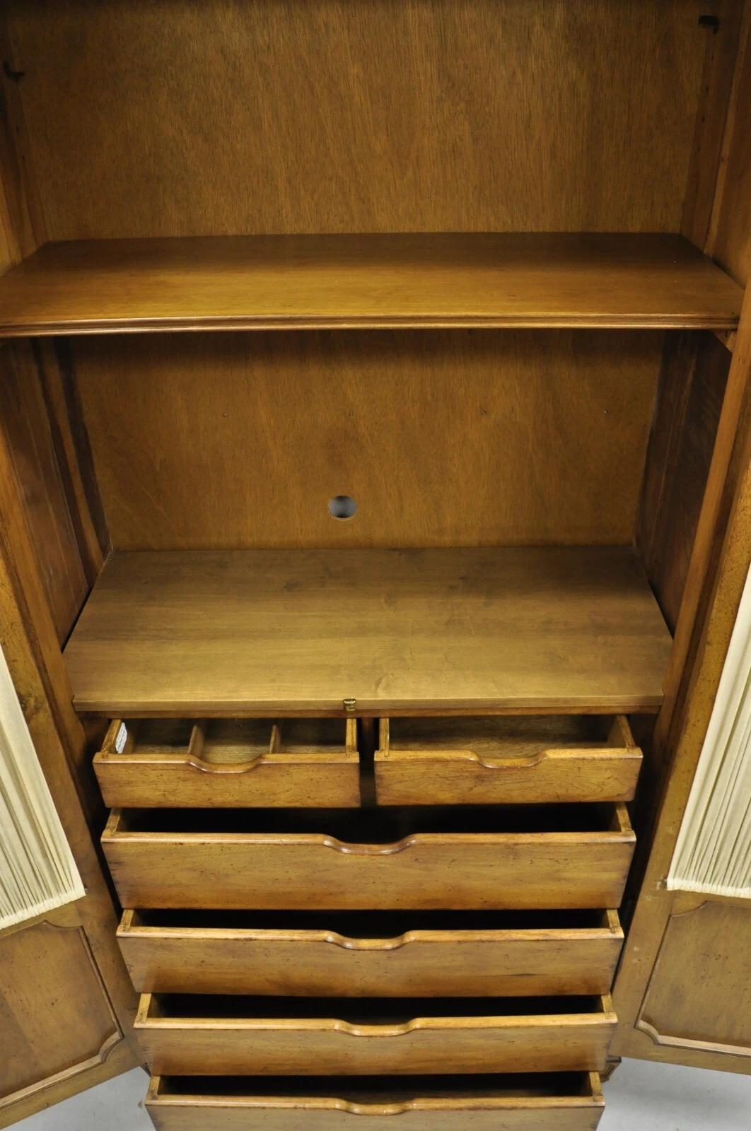 Armoire de style provincial français vintage Auffray & Co en vente 1