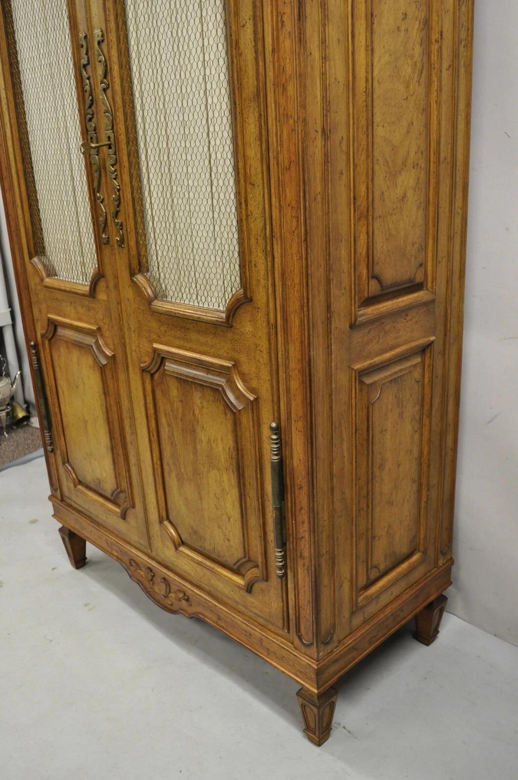Armoire de style provincial français vintage Auffray & Co en vente 2