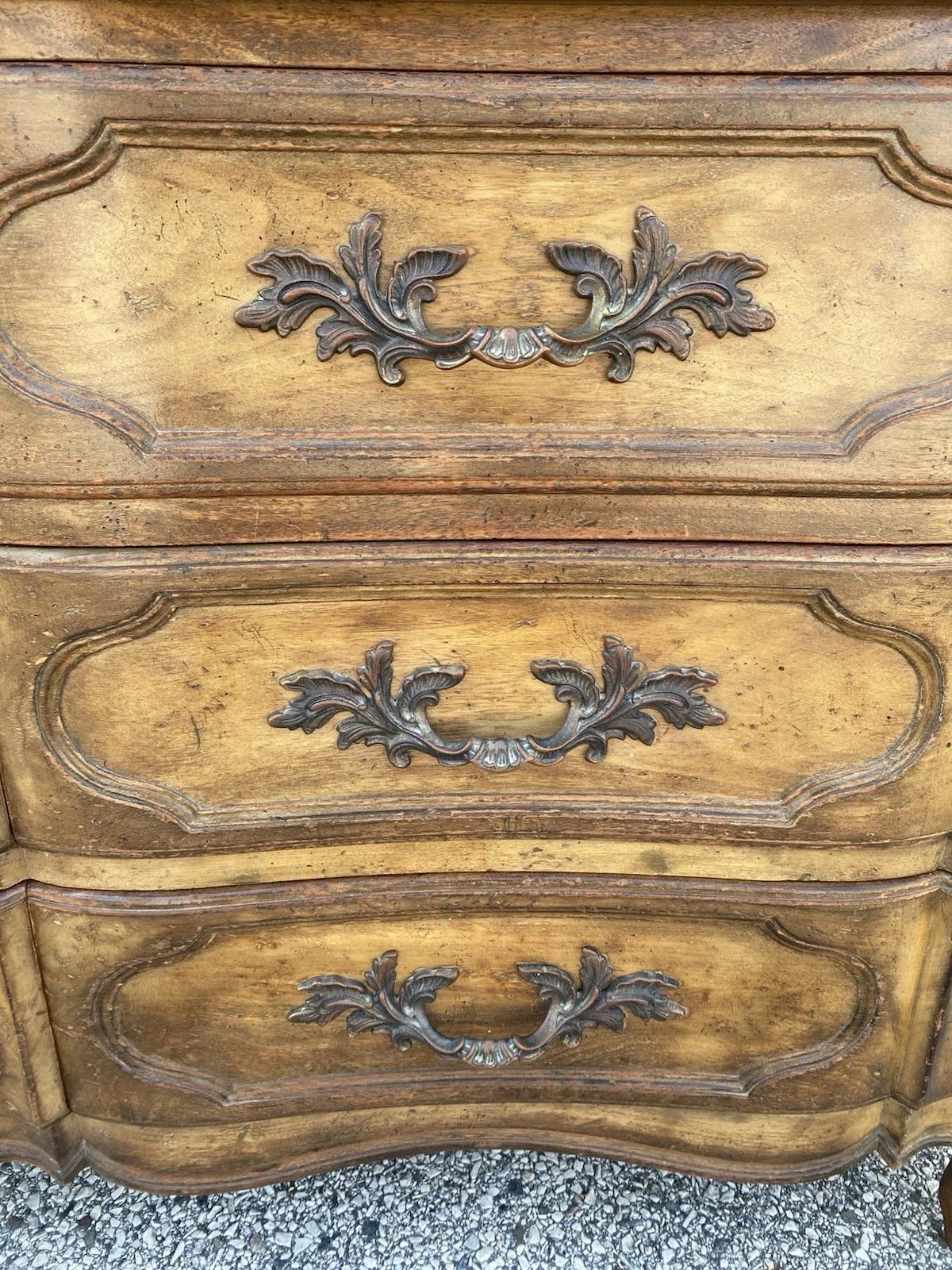 Vintage Auffray & Co French Country Provincial Walnut 9 Drawer Dresser Credenza Bon état - En vente à Philadelphia, PA