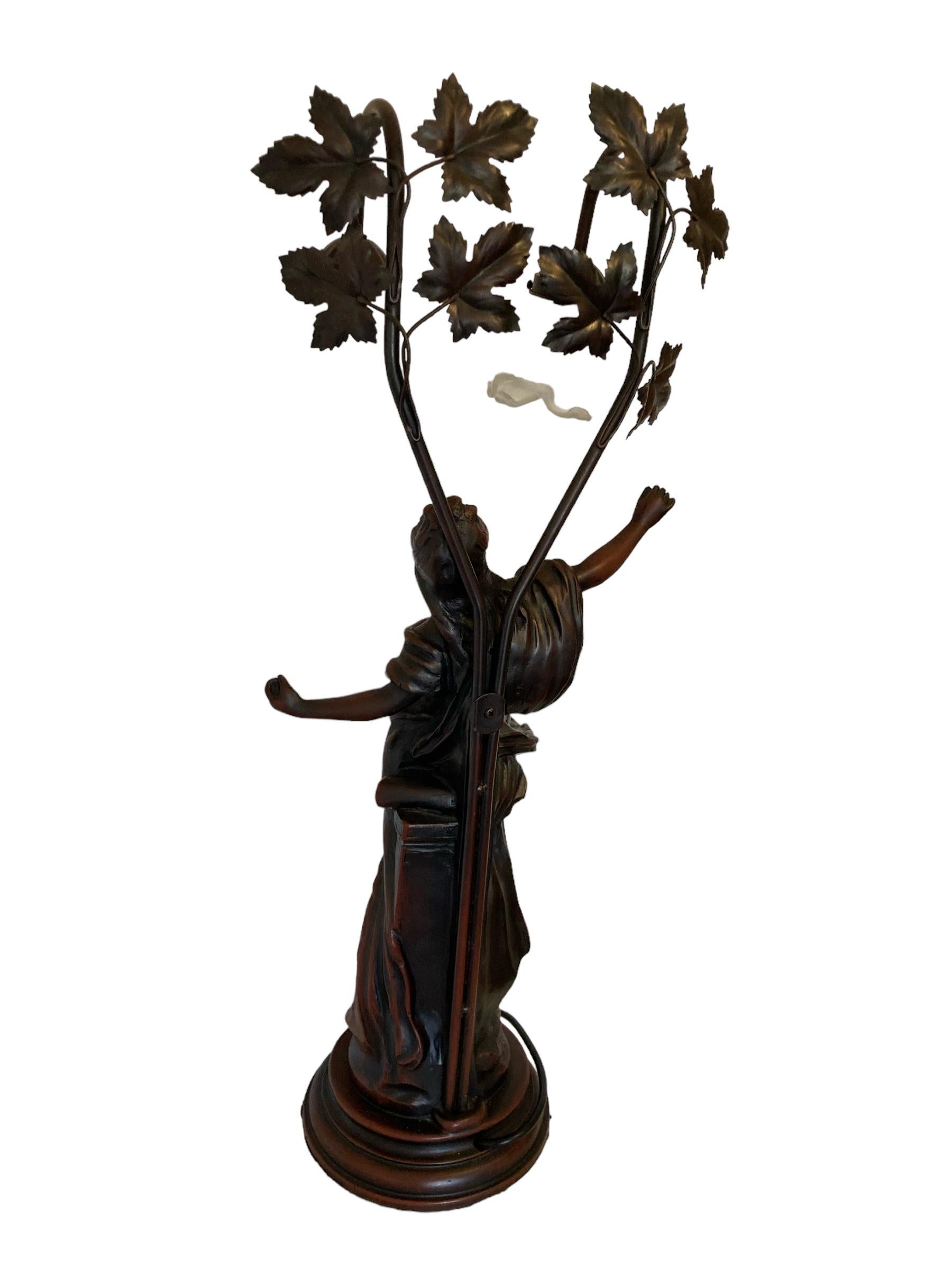 Auguste Moreau, figurale Vintage-Tischlampe mit Glasschirmen. im Zustand „Gut“ im Angebot in Bishop's Stortford, GB