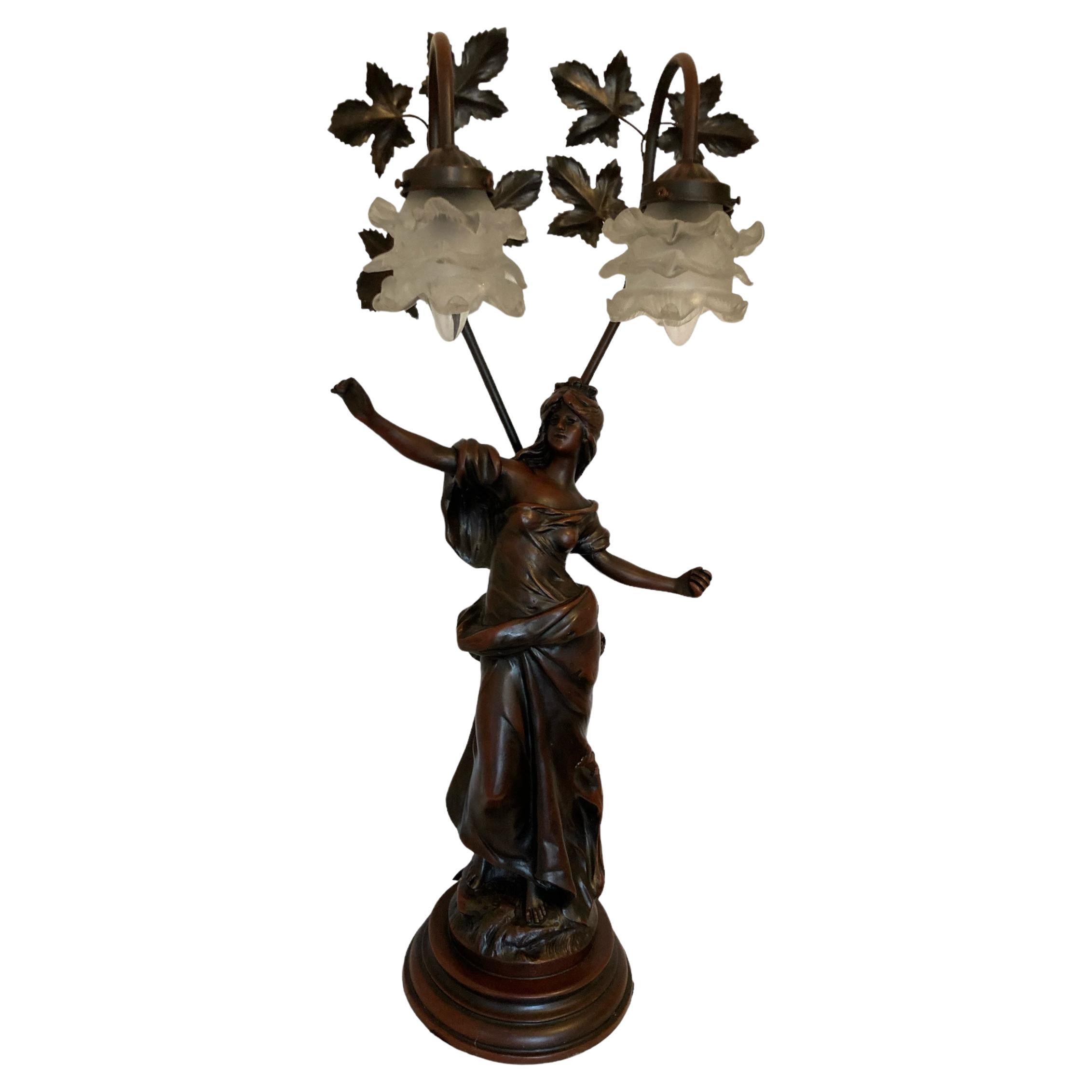 Auguste Moreau, figurale Vintage-Tischlampe mit Glasschirmen. im Angebot