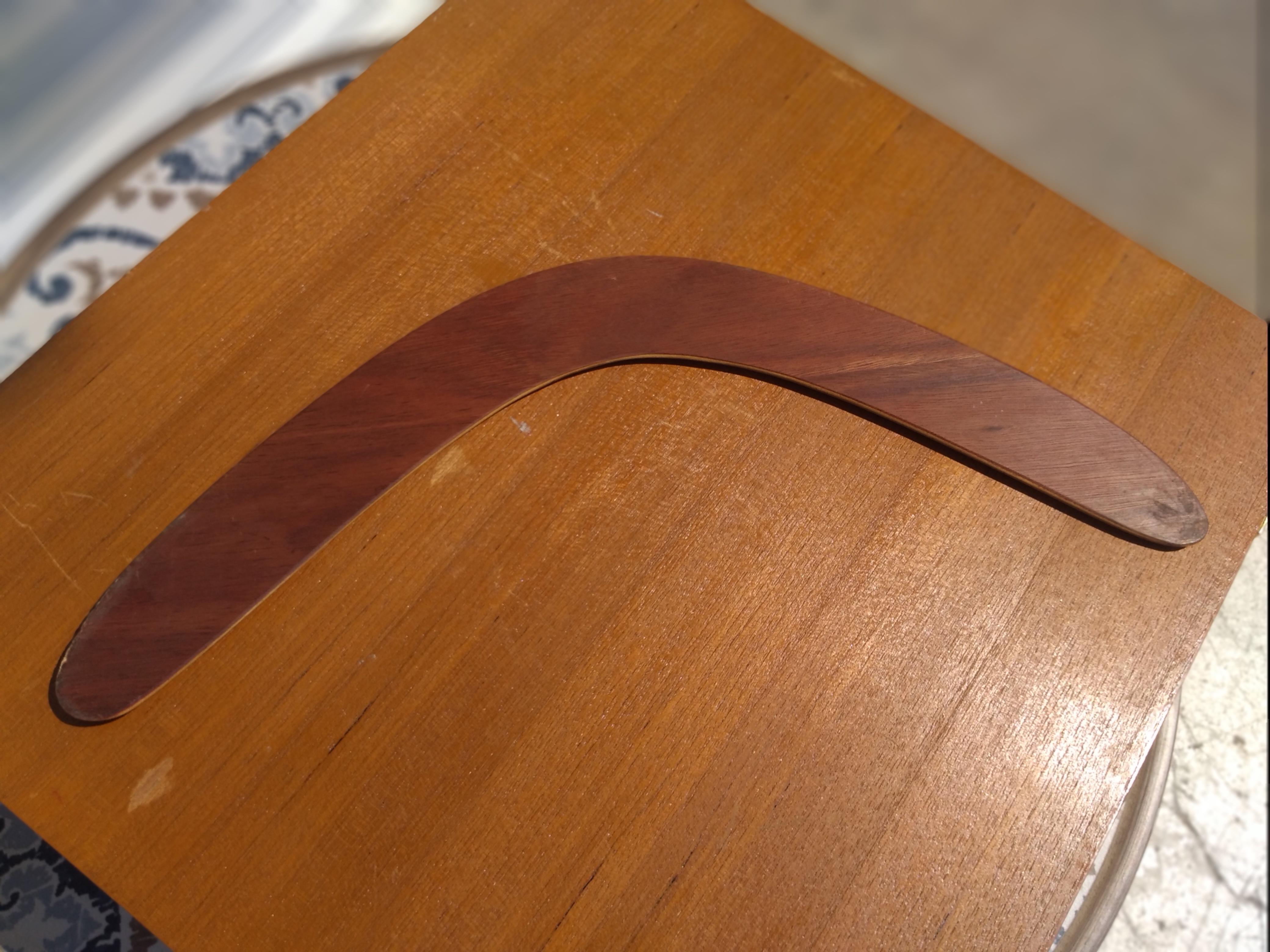 Questo è un boomerang artigianale dell'Outback. Questo boomerang è una bellissima arte tribale. È intagliato e realizzato con un legno indigeno dell'Australia. È brunito dicendo Niyaan.
Tutte le iscrizioni sono presenti nelle foto.