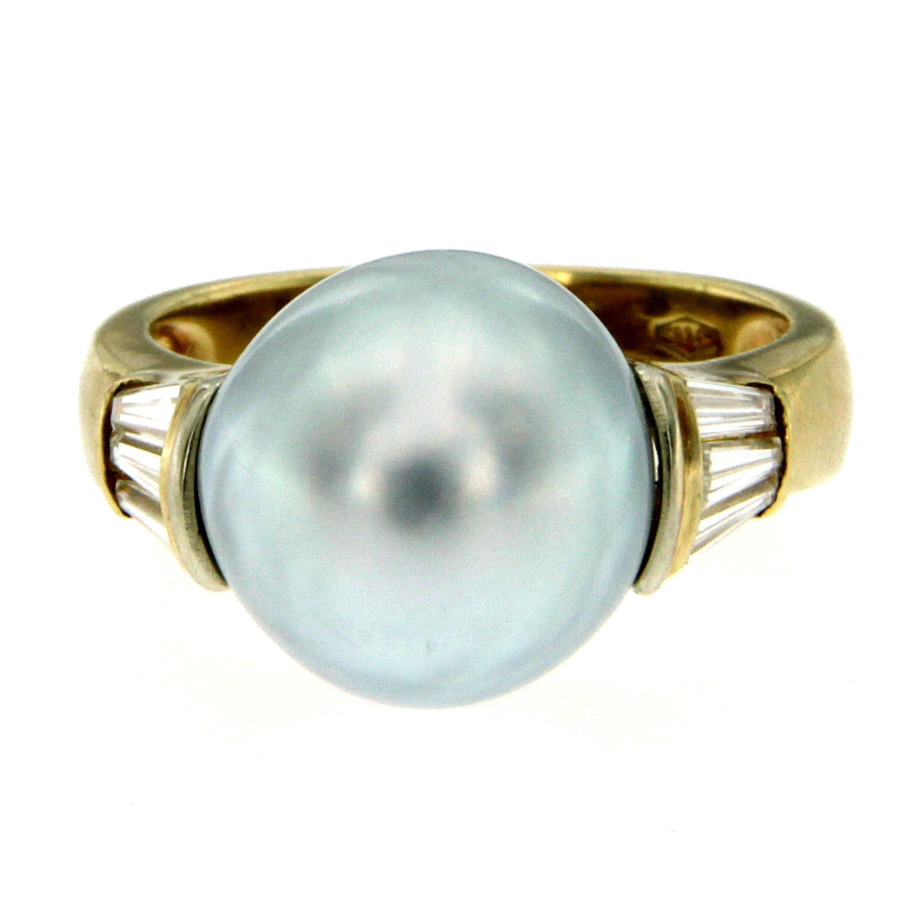 Stunning cocktail ring set in 18k yellow gold. It features a center 12 mm Great Quality South Sea Pearl framed by six tapered baguette cut diamonds for a total weight of 0,60 carat graded F color Vs clarity.
Origin Italy, circa 1980

CONDITION: