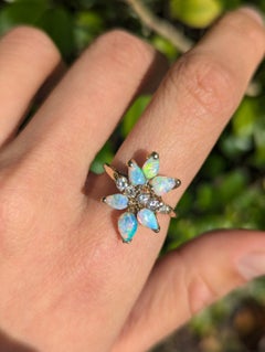 Anillo vintage de racimo de flores de diamantes y ópalo australiano macizo en oro de 10 quilates