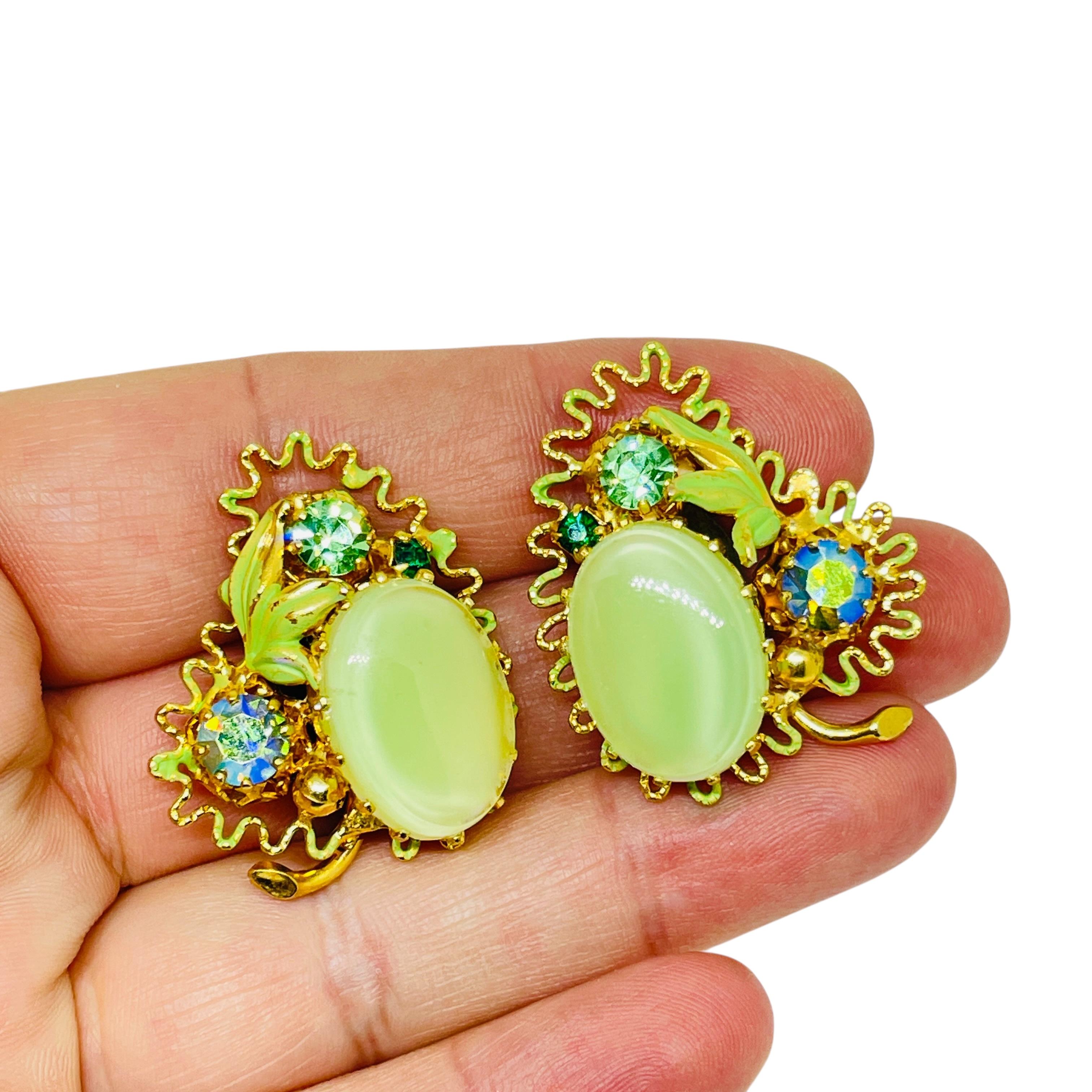 DETAILS

• unsigned  

• gold tone with glass stones and enamel

• vintage designer earrings
 
MEASUREMENTS  

• CONDITION

•  very good vintage condition with minimal signs of wear 

 Sku 57

❤️❤️   VINTAGE DESIGNER JEWELRY   ❤️❤️

❤️❤️ 