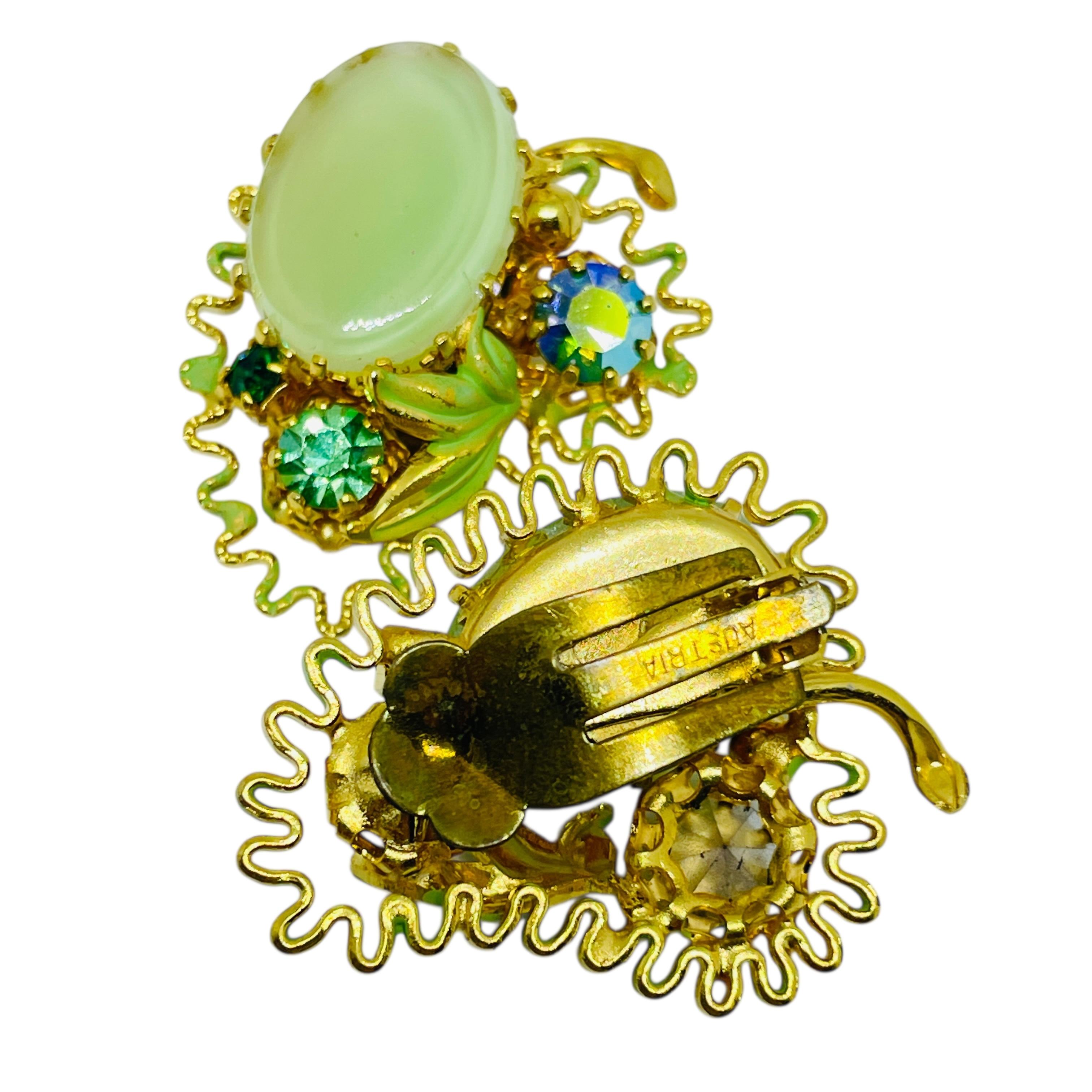 Orecchini a clip d'epoca in vetro verde e smalto dorato AUSTRIA In condizioni buone in vendita a Palos Hills, IL
