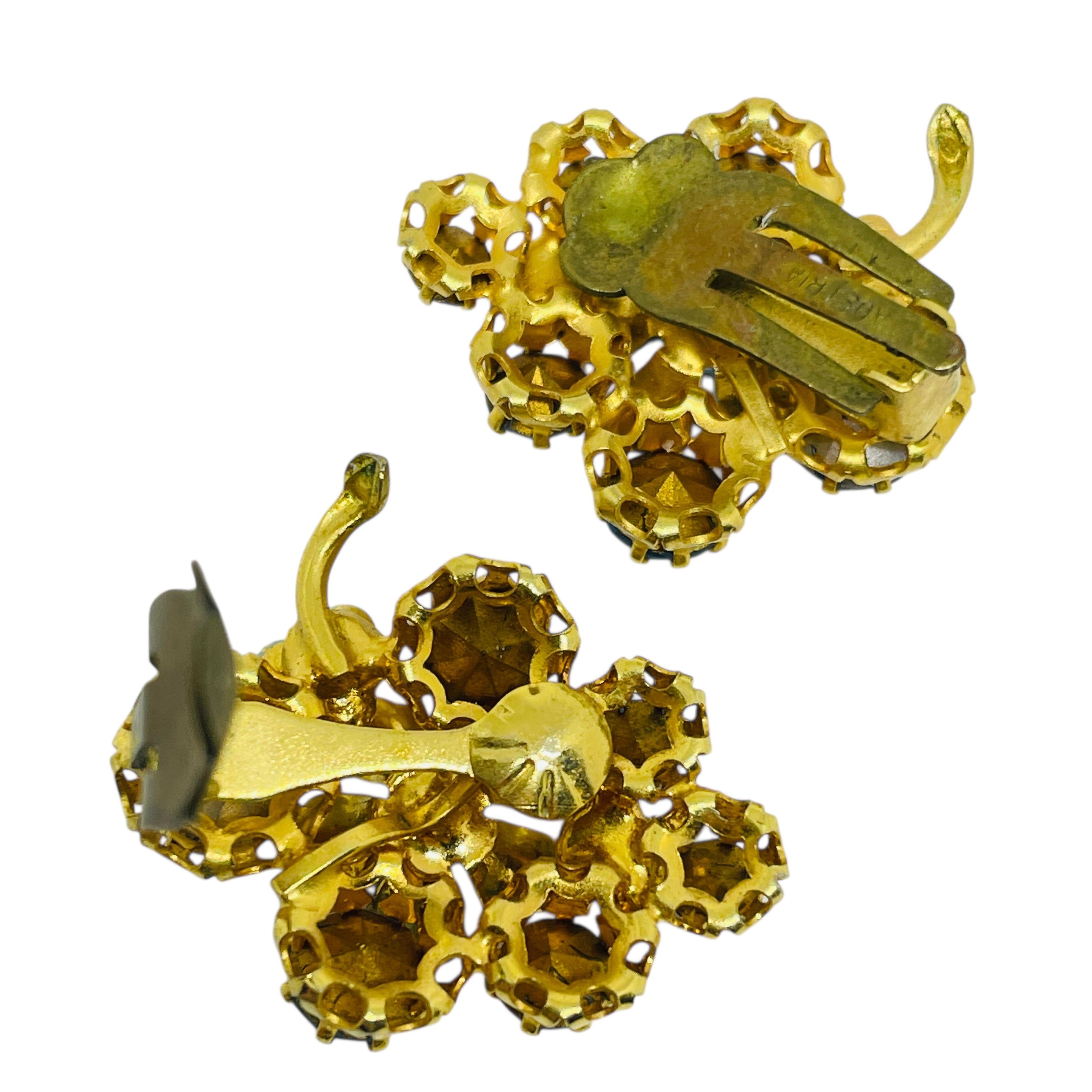Vintage AUSTRIA Gold Ton Emaille Strass Blume Designer Clip auf Ohrringe im Zustand „Gut“ im Angebot in Palos Hills, IL