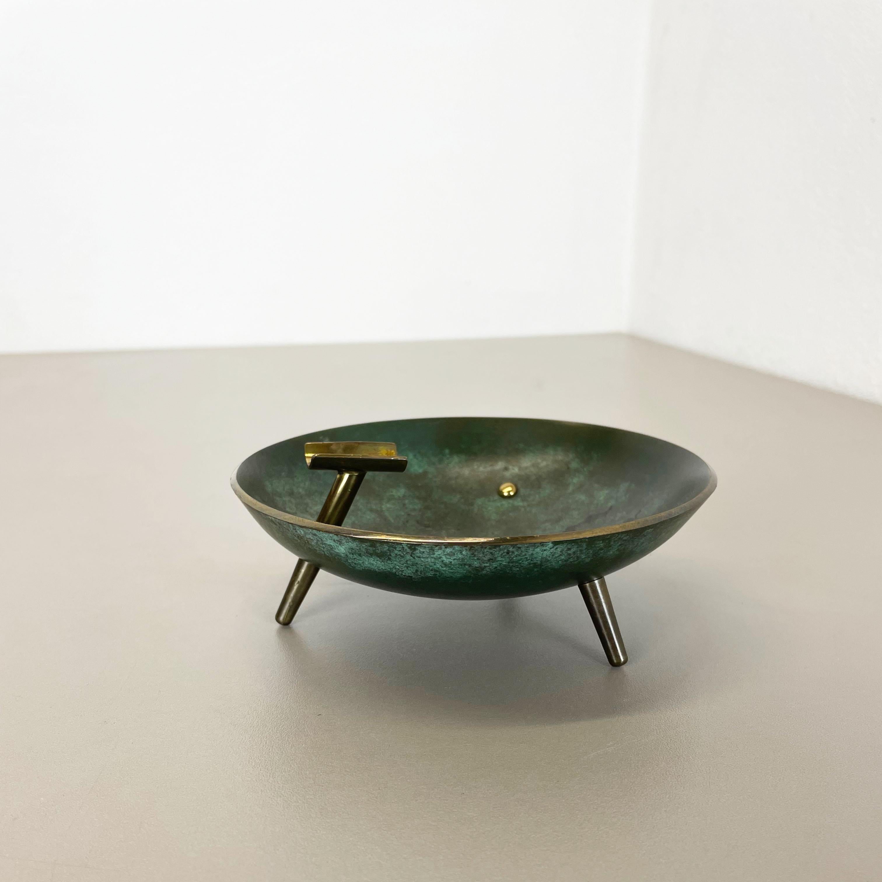 Article:

brass tripod Ashray element


Origin:

Austria


Material:

brass


Description:

Wonderful metal ashtray element made in Austria in the 1950. High quality 1950s Austrian handmade fabrication of solid brass which is