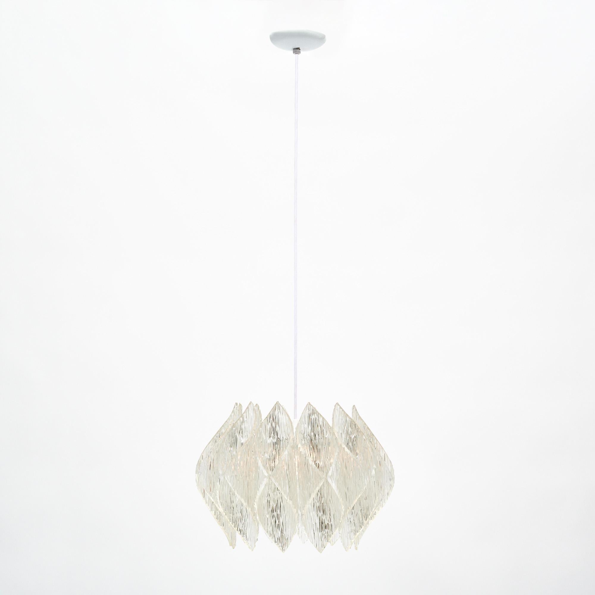 Lustre autrichien attribué à Kalmar. Cette suspension moderniste est composée d'éléments en plexiglas texturé entourant un tambour central en verre. Ce luminaire a été nouvellement câblé pour correspondre aux normes américaines et est en très bon