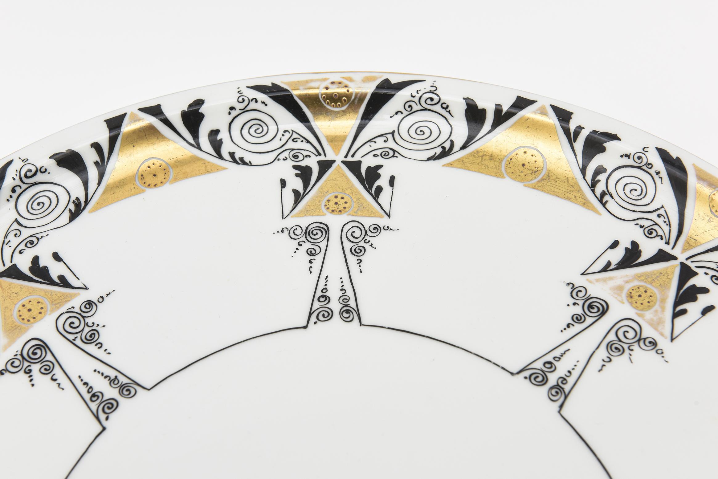Autrichien Assiette de service vintage en porcelaine autrichienne peinte à la main avec or, signée en vente