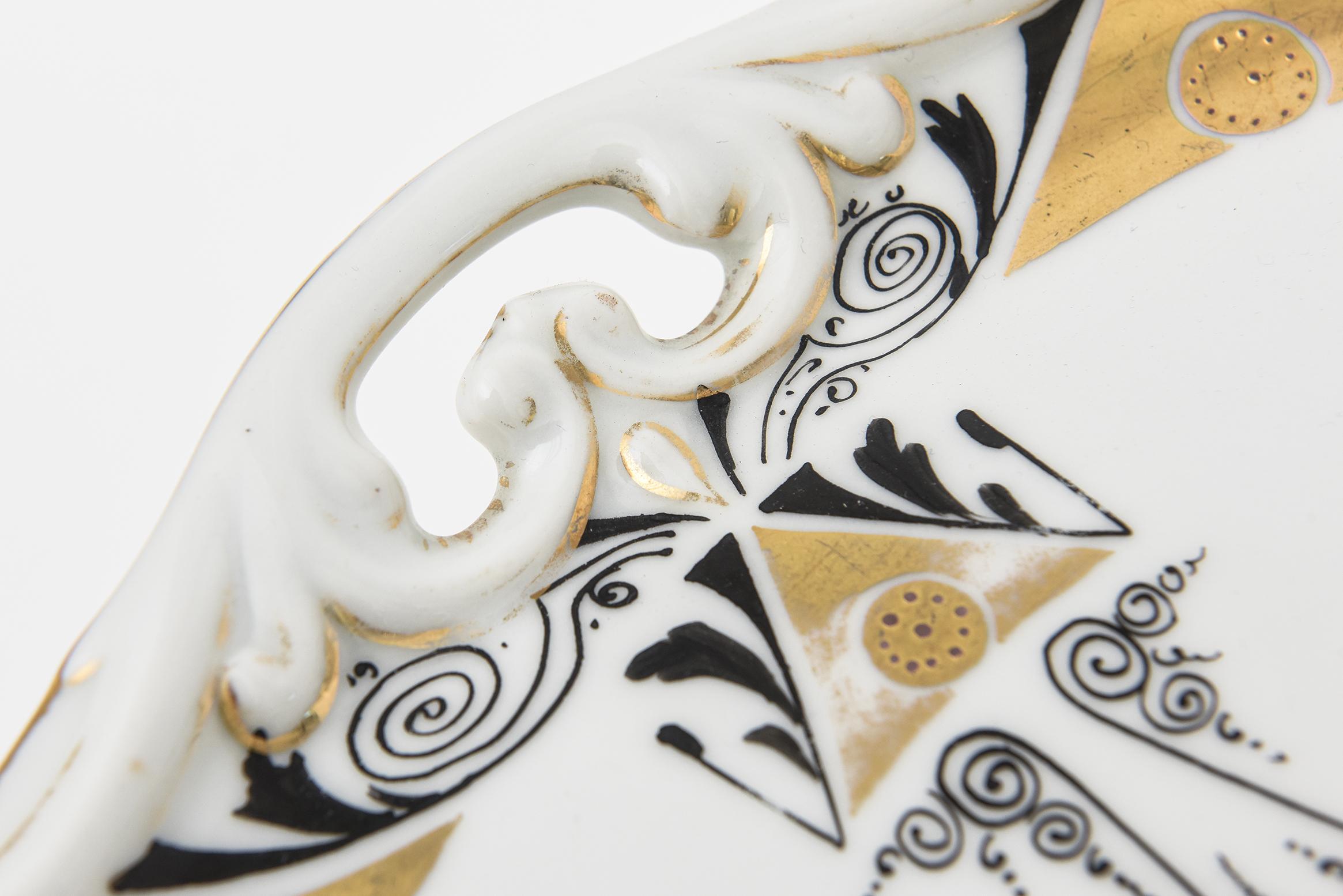 Milieu du XXe siècle Assiette de service vintage en porcelaine autrichienne peinte à la main avec or, signée en vente