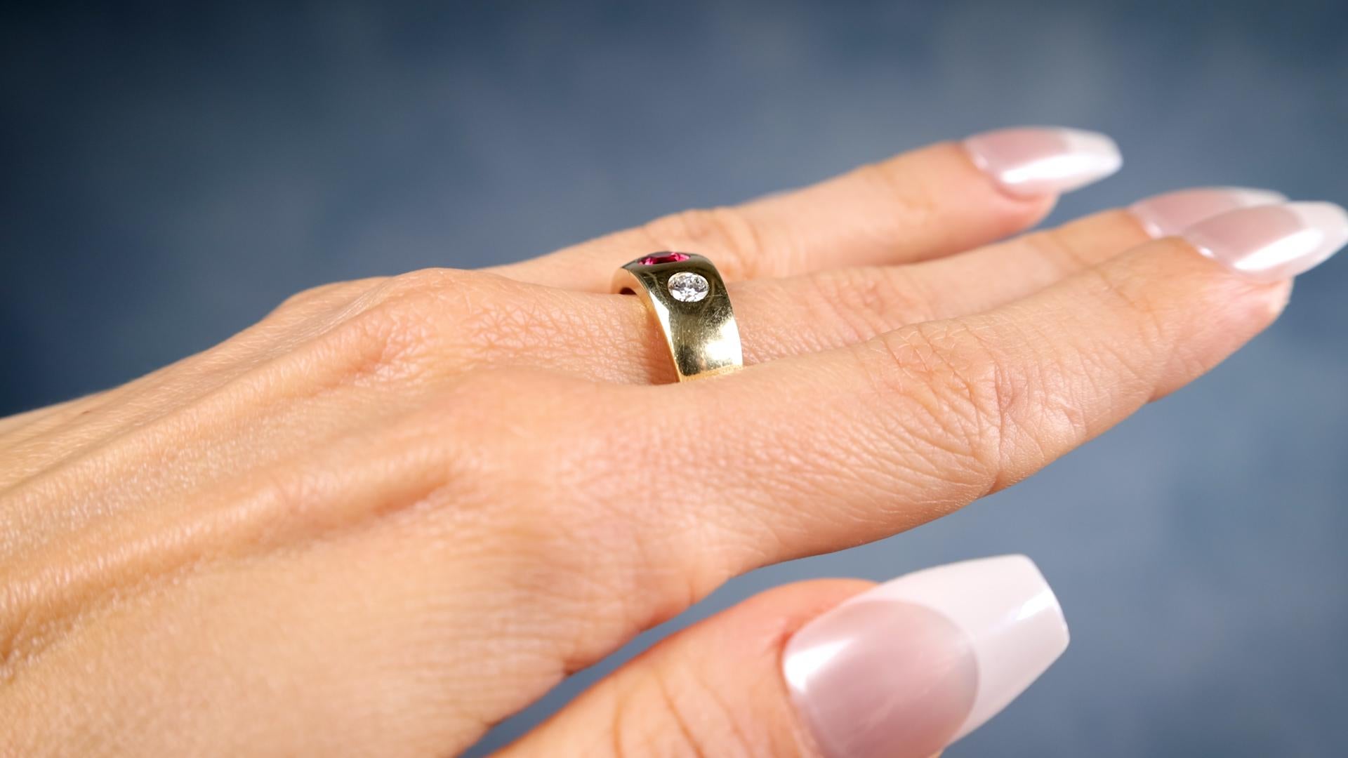 Österreichischer Rubin-Diamant-Ring aus 14k Gelbgold (Gemischter Schliff)