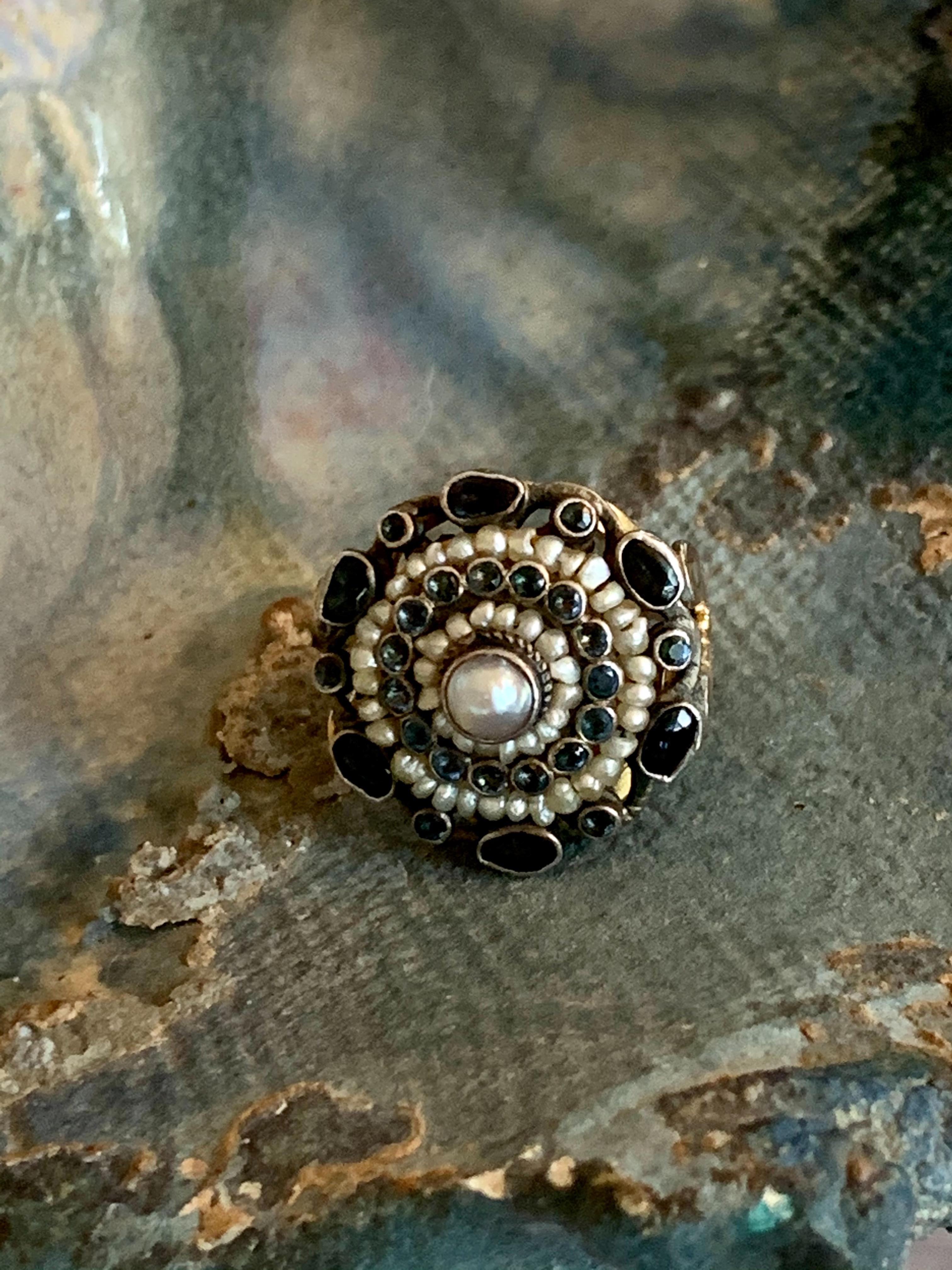Vintage österreichisch-ungarischer Saphir-, Perlen- und Glasring aus Sterling und 14k Gold im Zustand „Hervorragend“ im Angebot in St. Louis Park, MN