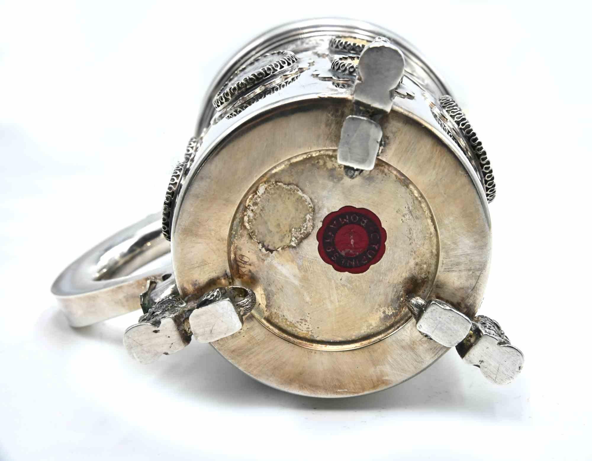 Il boccale vintage è un prezioso oggetto decorativo realizzato nel XIX secolo.

Brocca d'argento molto elegante con manico. La brocca è sbalzata e cesellata con motivi decorativi.

Finemente decorato su tutti i lati con 10 medaglioni e uno sulla