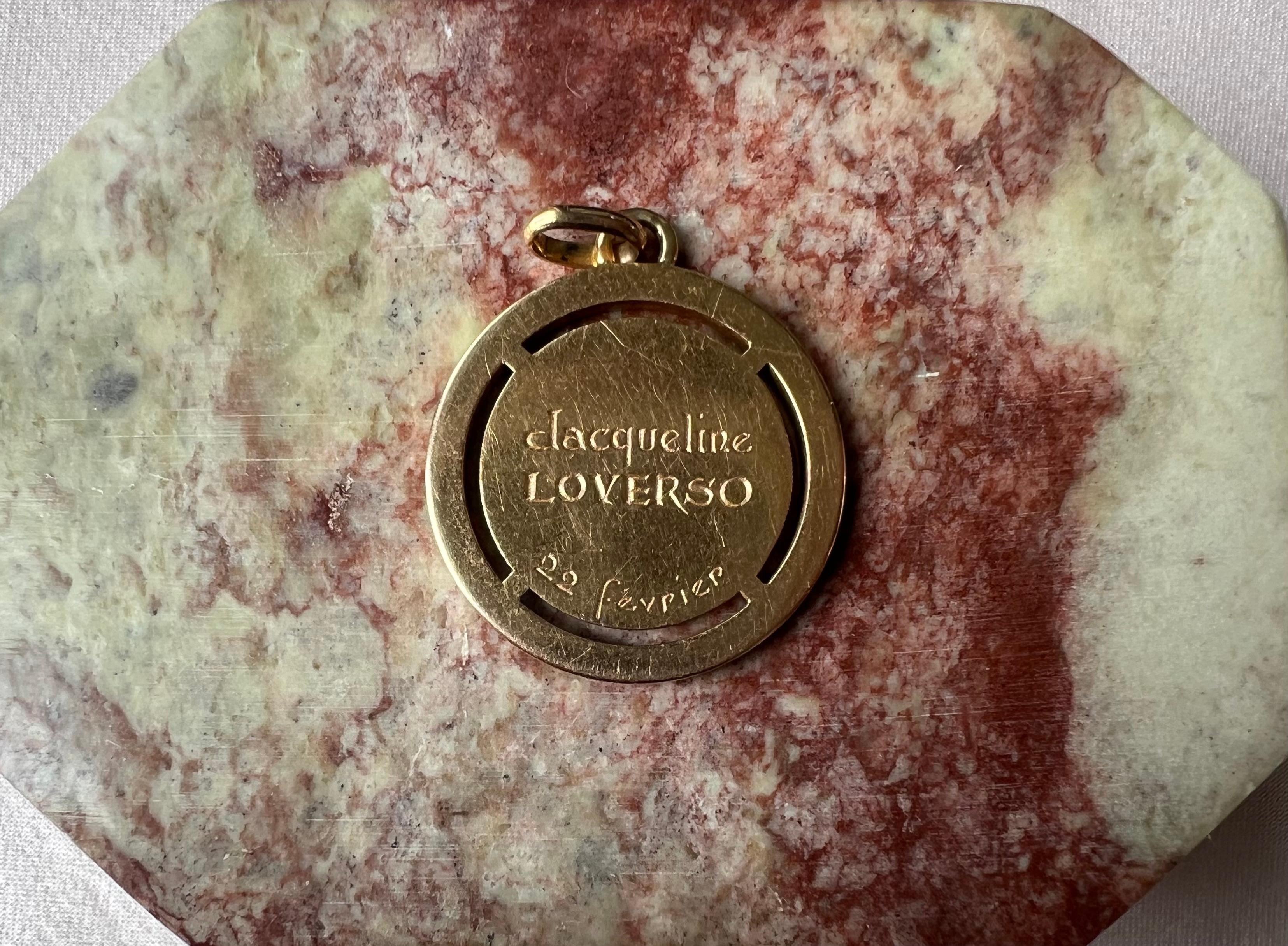 Ecco l'ambito ciondolo d'amore con aureola di rubino A. Augis. Questo ciondolo vintage autentico, proveniente dalla Francia, è uno degli articoli di gioielleria più in voga al di fuori di marchi come Van Cleef e Cartier. Di seguito trovi un estratto