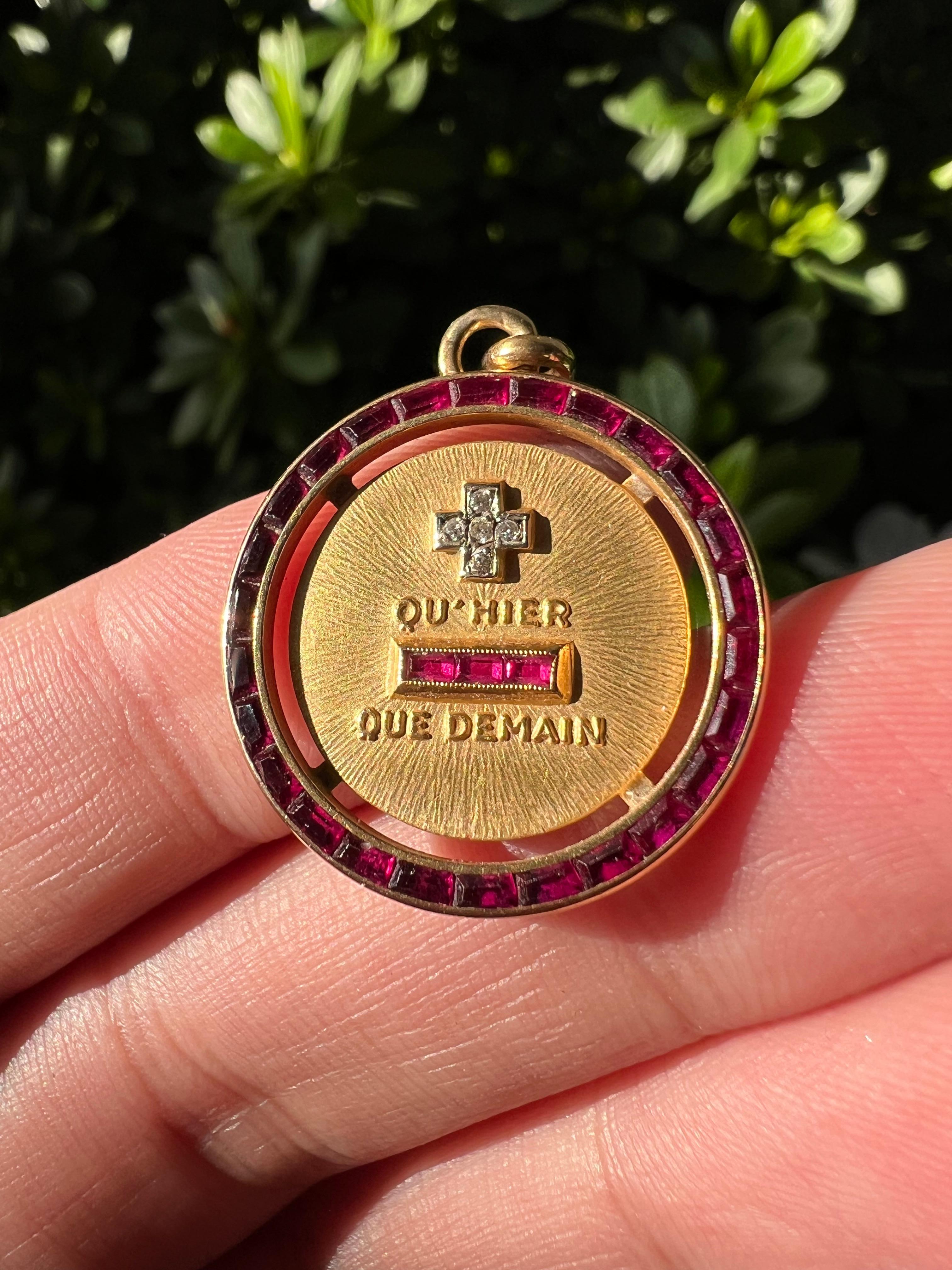 da uomo o donna Autentico ciondolo d'amore d'epoca in oro 18 carati A. Augis, con rubino e aureola in vendita