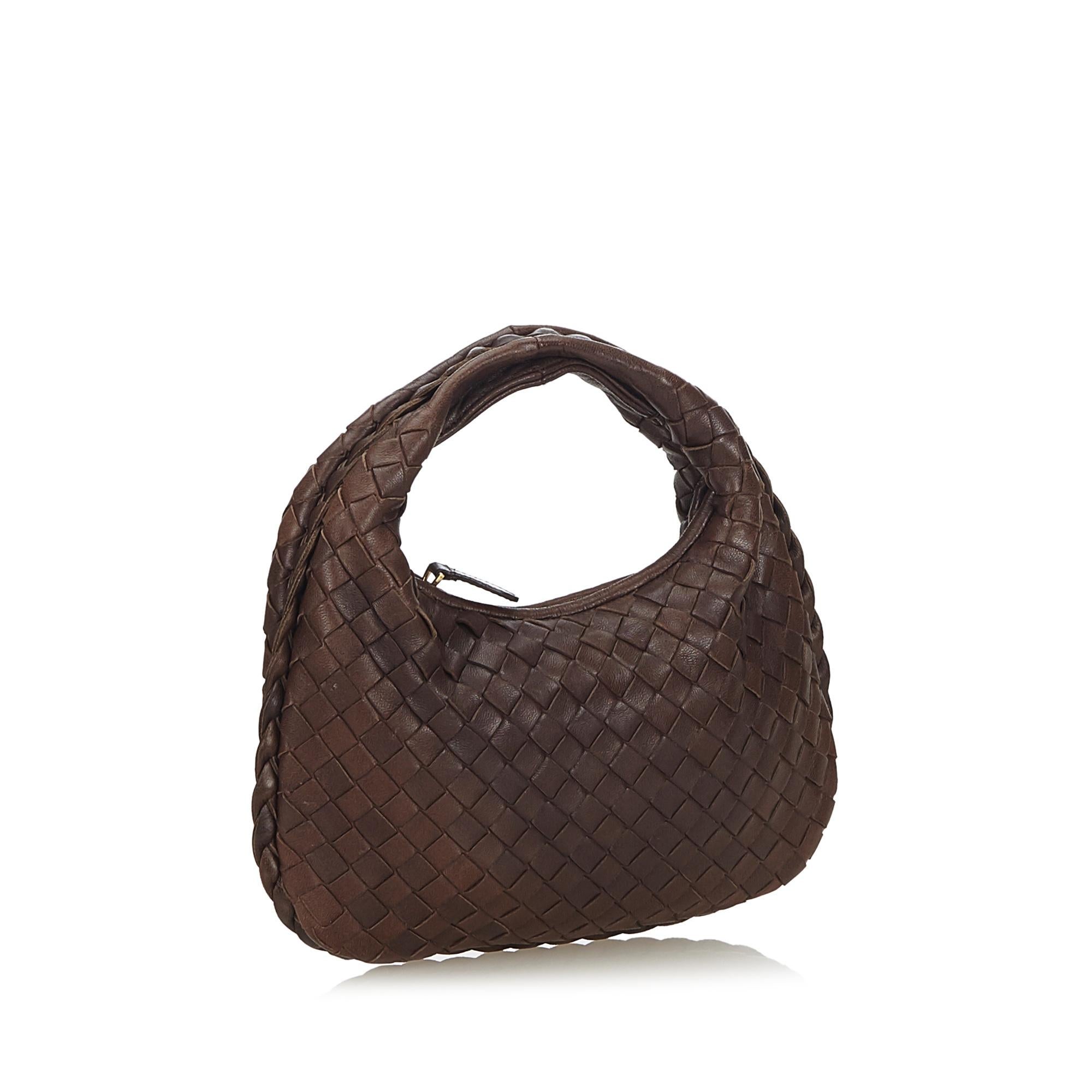 This handbag features a woven leather body, a single strap, a top zip closure, and an interior zip pocket. It carries as B+ condition rating.

Inclusions: 
Dust Bag

Dimensions:
Length: 14.00 cm
Width: 22.00 cm
Depth: 4.00 cm
Hand Drop: 5.50