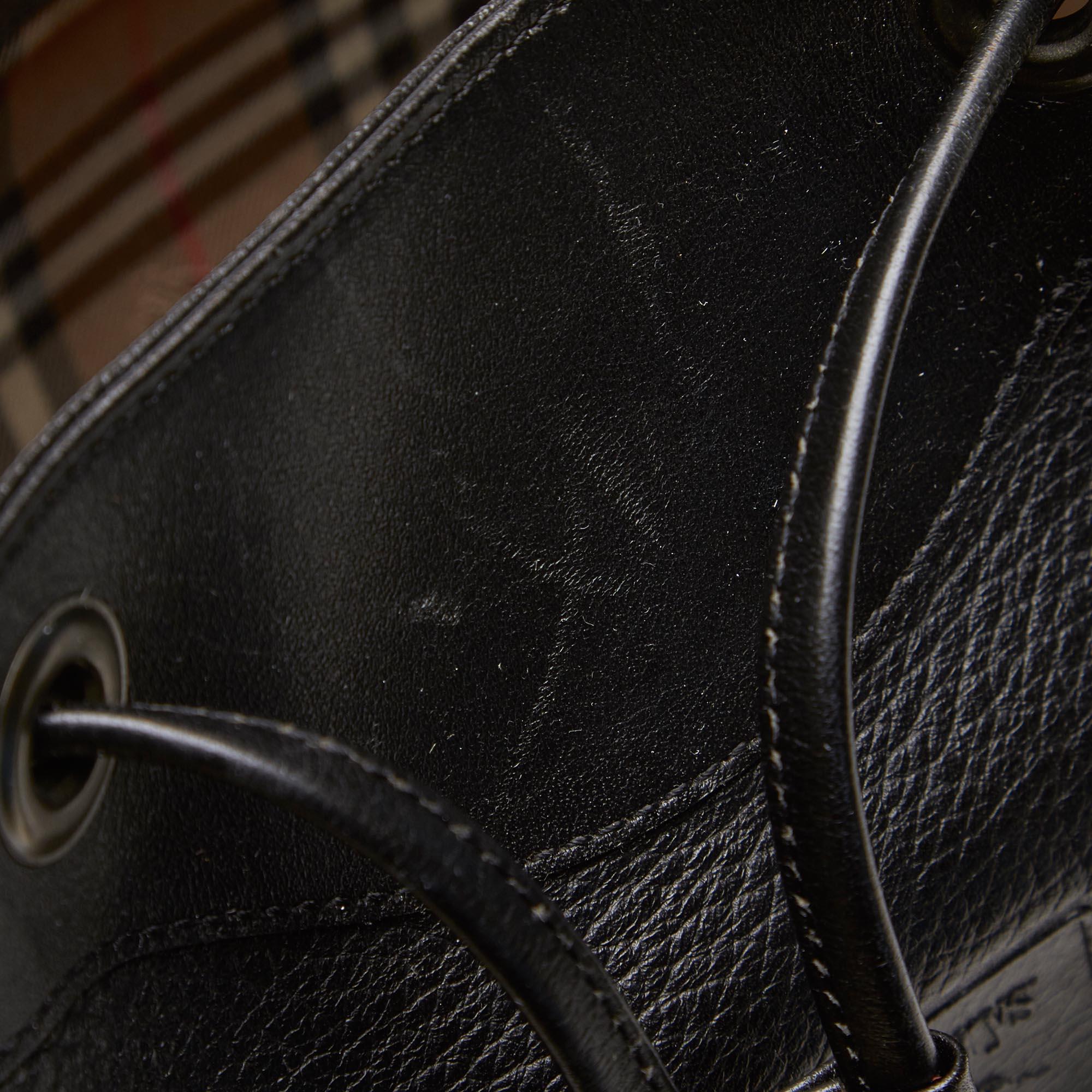 Women's Vintage Authentic Burberry Black Leather Bucket Bag United Kingdom MEDIUM  For Sale