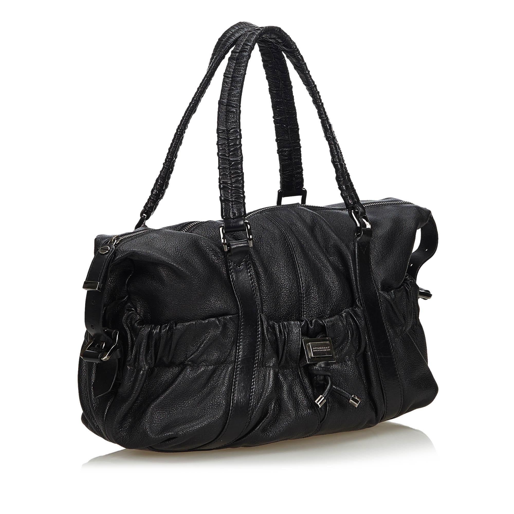This shoulder bag features a leather body, front and side exterior slip pockets, flat leather straps, a top zip closure, and interior zip and slip pockets. It carries as B+ condition rating.

Inclusions: 
This item does not come with