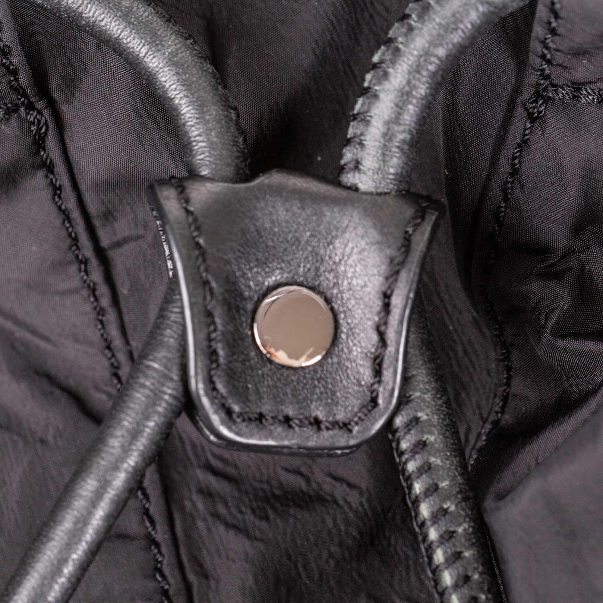 Sac fourre-tout vintage authentique Burberry en nylon noir avec boucle en forme de traîne - China en vente 3