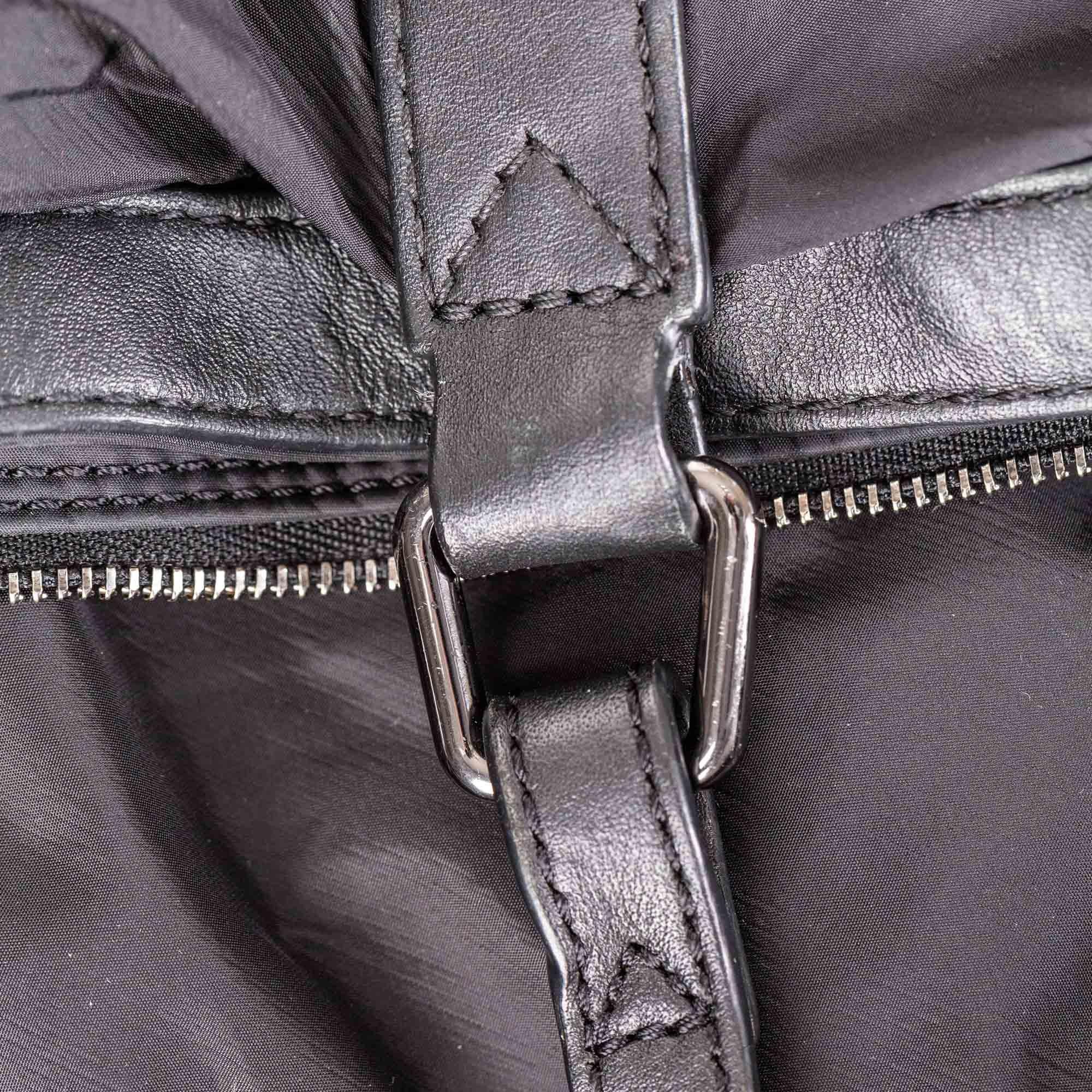 Sac fourre-tout vintage authentique Burberry en nylon noir avec boucle en forme de traîne - China en vente 4