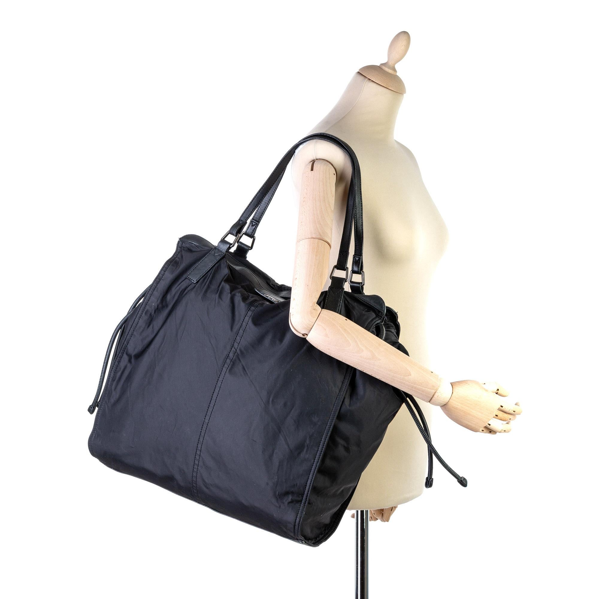 Sac fourre-tout vintage authentique Burberry en nylon noir avec boucle en forme de traîne - China en vente 6