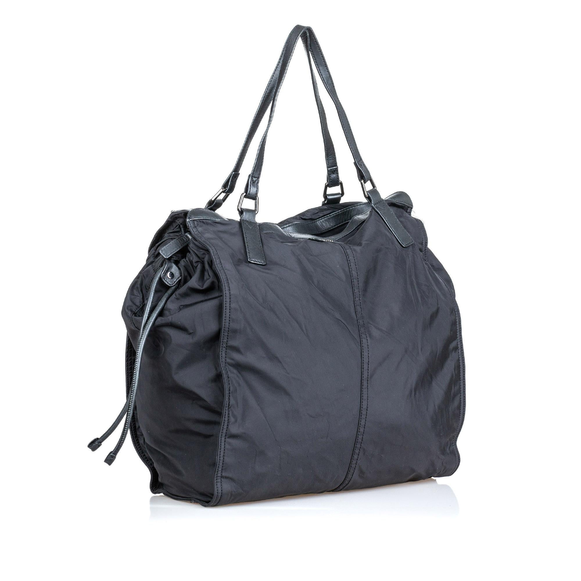 Ce sac fourre-tout Buckleigh présente un corps en nylon avec une garniture en cuir, des bretelles plates en cuir, une fermeture à glissière supérieure et un cordon de serrage, ainsi qu'une poche intérieure zippée. Il est classé B+.

Inclusions :