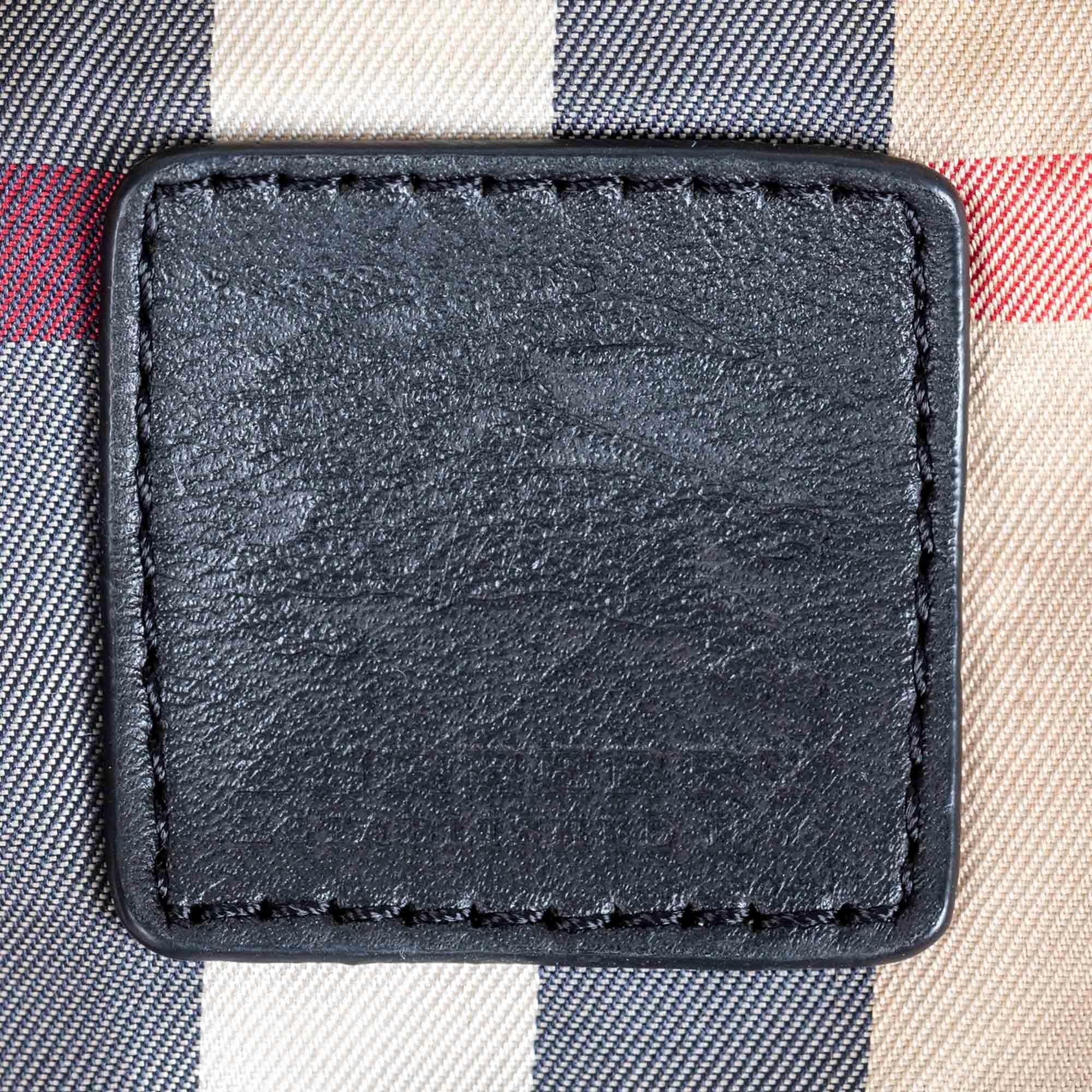 Noir Sac fourre-tout vintage authentique Burberry en nylon noir avec boucle en forme de traîne - China en vente
