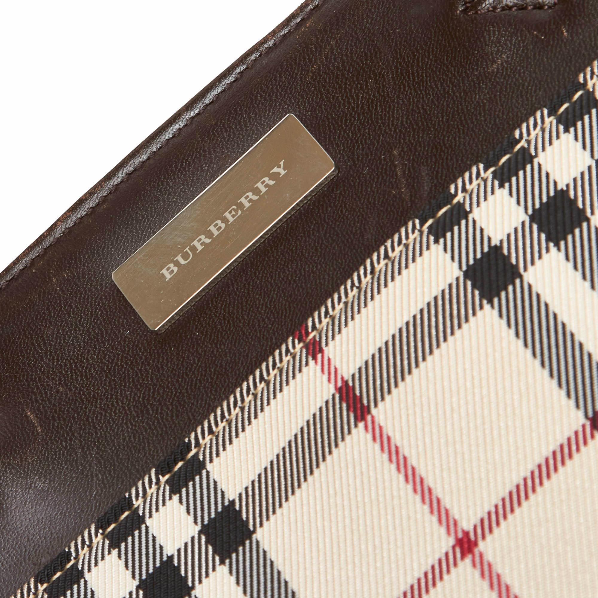 Vintage Authentic Burberry Brown Nylon Fabric Plaid Tote United Kingdom LARGE  In Good Condition In Orlando, FL