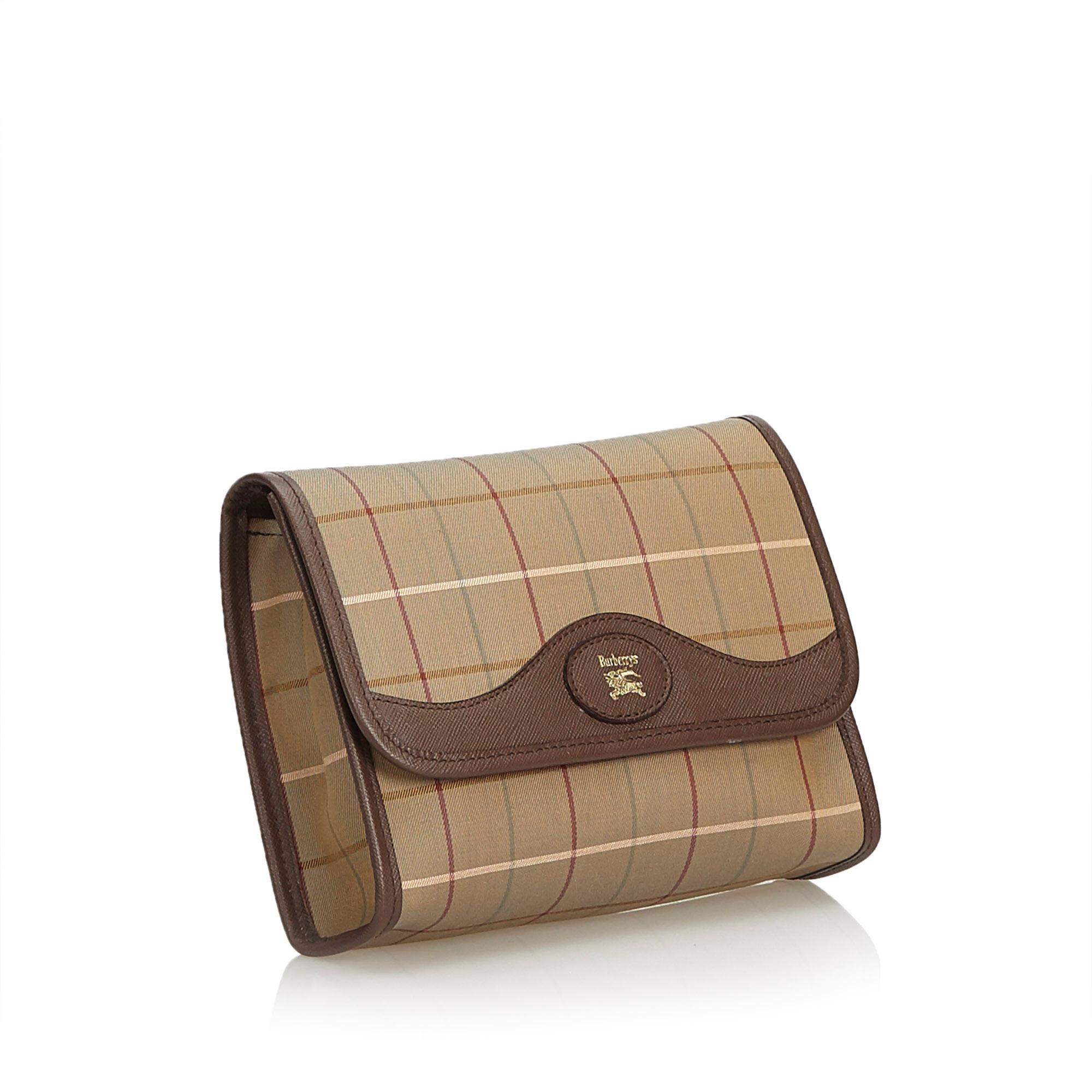 This clutch bag features a plaid jacquard body with leather trim, and a front flap with a magnetic snap button closure. It carries as B+ condition rating.

Inclusions: 
Box

Dimensions:
Length: 15.00 cm
Width: 20.00 cm
Depth: 5.00 cm

Material: