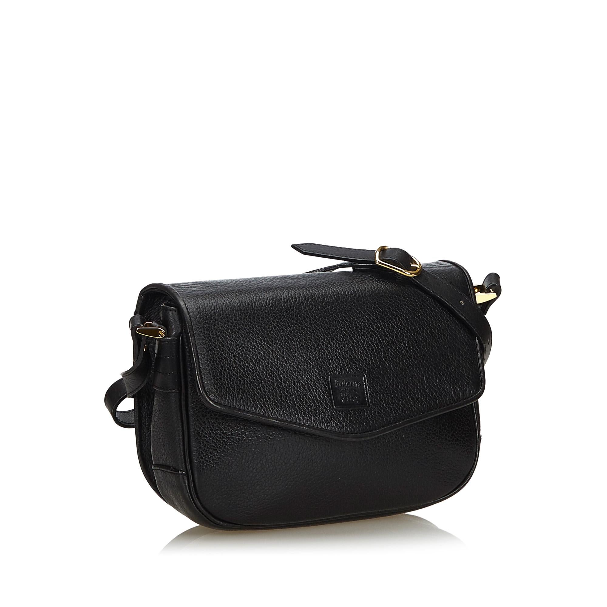 This crossbody bag features a leather body, a flat leather strap, a front flap with a magnetic closure, and interior slip compartments. It carries as B+ condition rating.

Inclusions: 
Dust Bag
Box

Dimensions:
Length: 17.00 cm
Width: 23.00