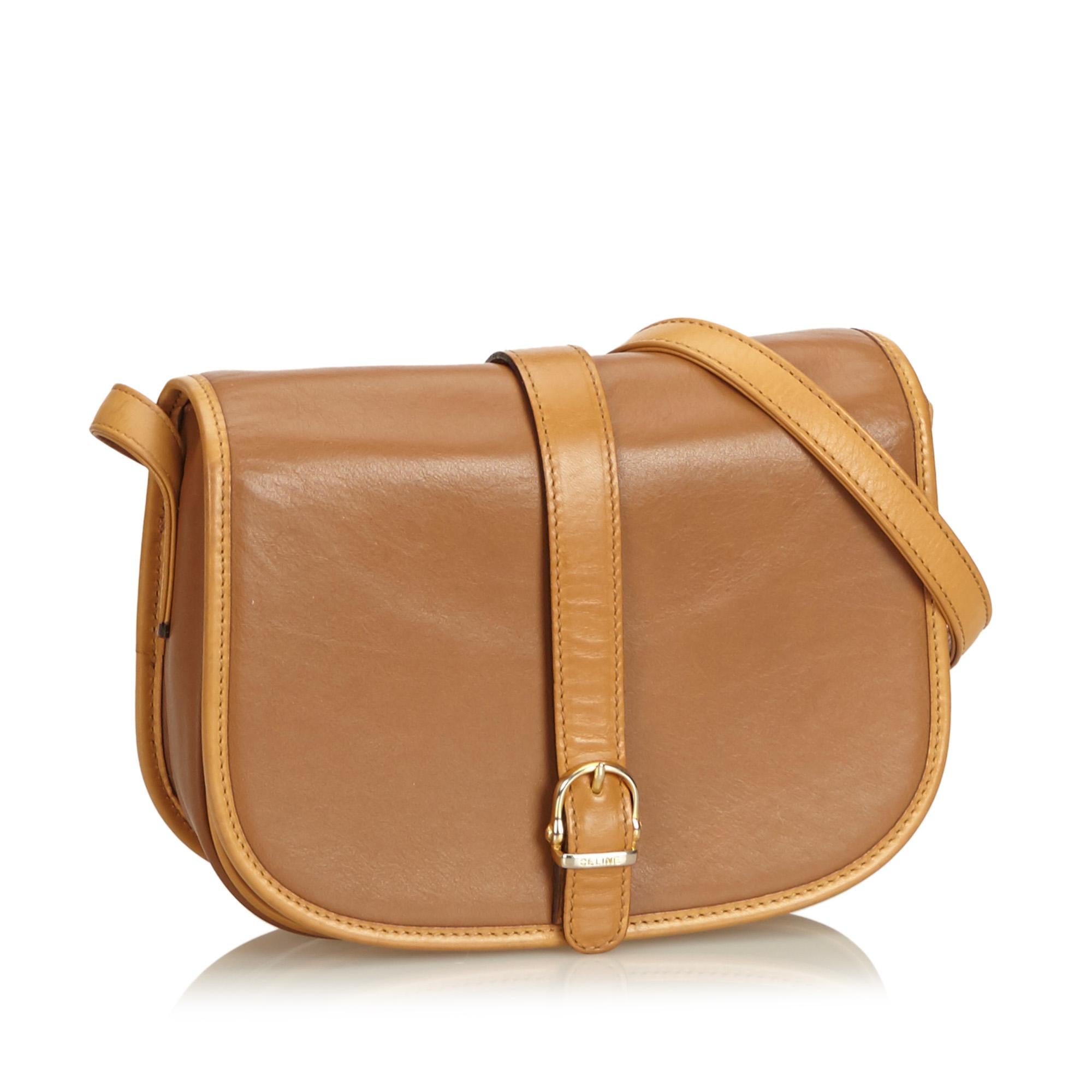 This shoulder bag features a leather body, a flat strap, a front flap with a magnetic closure, and an interior zip pocket. It carries as B+ condition rating.

Inclusions: 
Dust Bag

Dimensions:
Length: 18.00 cm
Width: 21.00 cm
Depth: 5.00