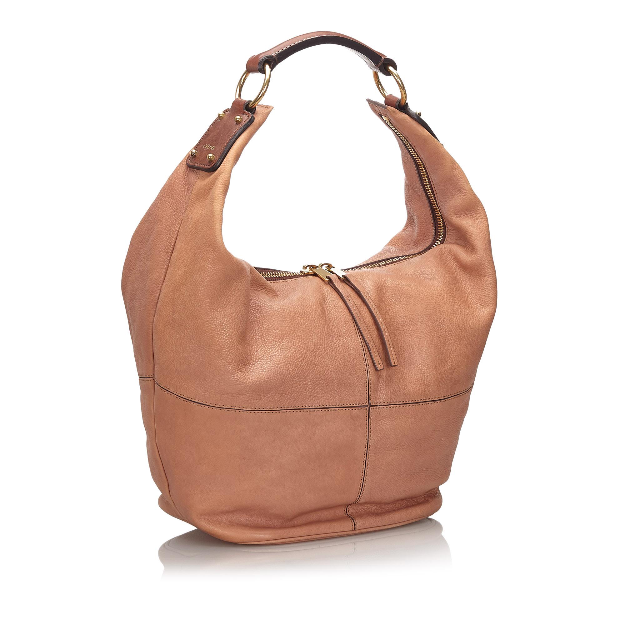 This shoulder bag features a leather body, a flat leather strap, a top zip closure, and interior zip and slip pockets. It carries as B+ condition rating.

Inclusions: 
Dust Bag
Dimensions:
Length: 30.00 cm
Width: 40.00 cm
Depth: 16.00 cm
Shoulder