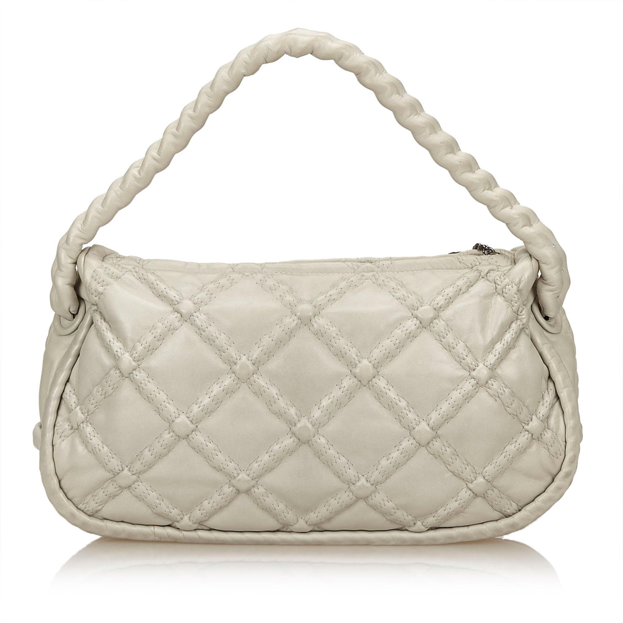 Vintage Authentic Chanel White Quilted Shoulder Bag Italy w Dust Bag MEDIUM  In Good Condition For Sale In Orlando, FL