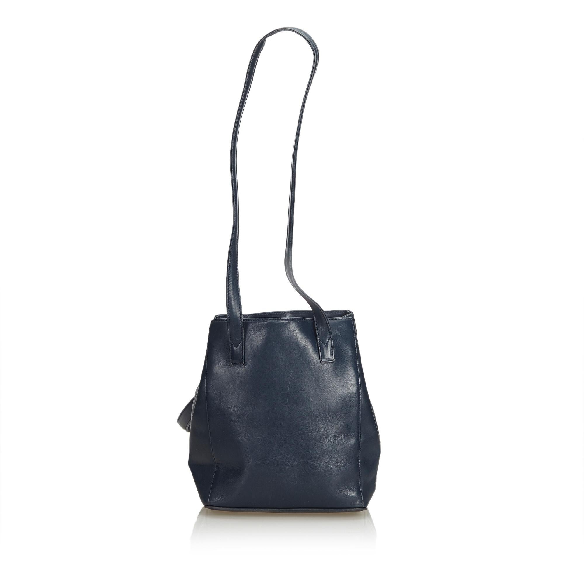 This tote bag features a leather body, flat leather handles, an open top with flat strap and a magnetic closure, and an interior zip pocket. It carries as B condition rating.

Inclusions: 
This item does not come with