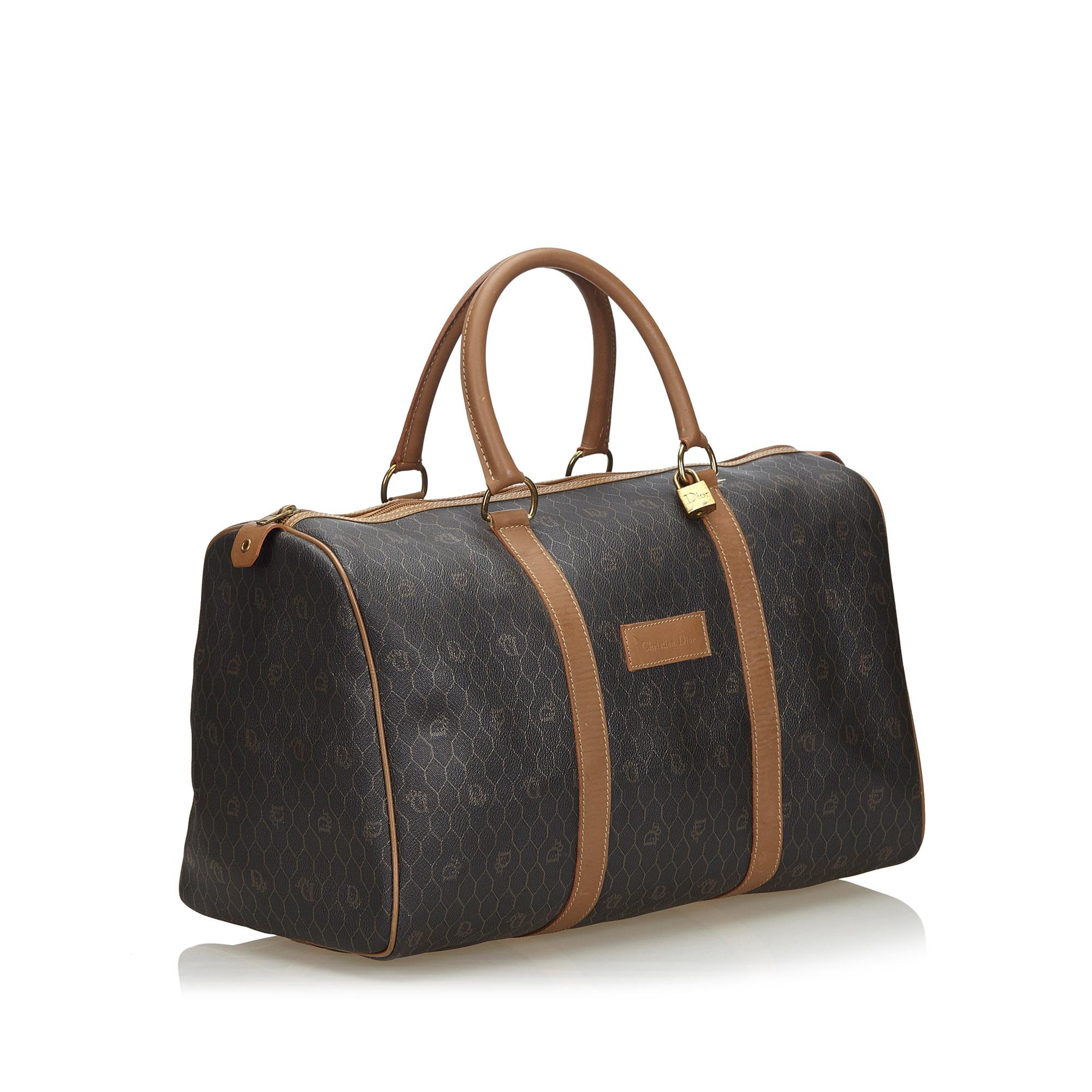 This duffle bag features a coated canvas body, rolled leather handles, and a top zip closure. It carries as B+ condition rating.

Inclusions: 
Padlock

Dimensions:
Length: 27.00 cm
Width: 44.00 cm
Depth: 22.00 cm
Shoulder Drop: 11.00 cm

Material: