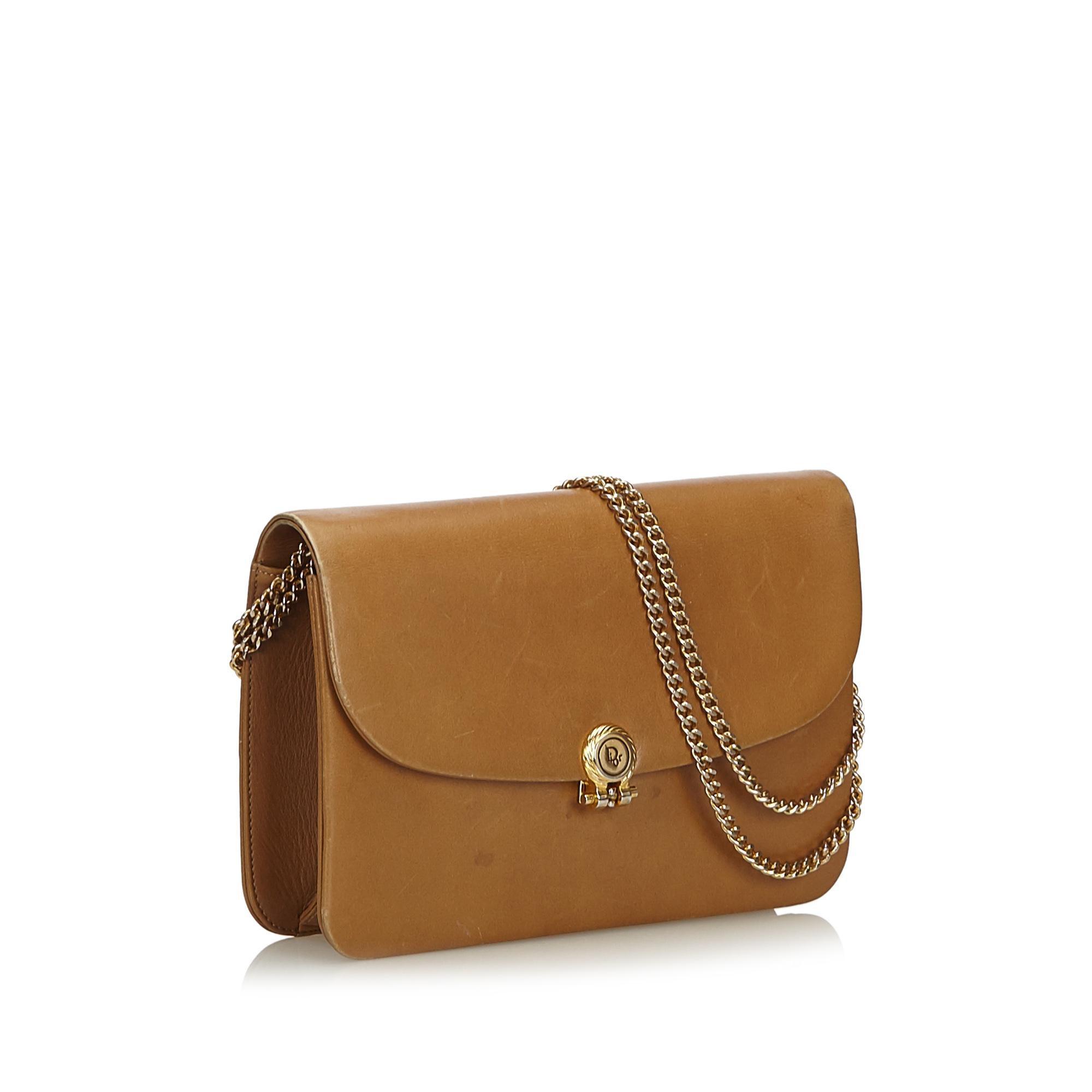 This crossbody bag features a leather body, a chain strap, and a top flap with a flip lock closure, and interior slip pocket. It carries as B condition rating.

Inclusions: 
This item does not come with inclusions.

Dimensions:
Length: 16.00