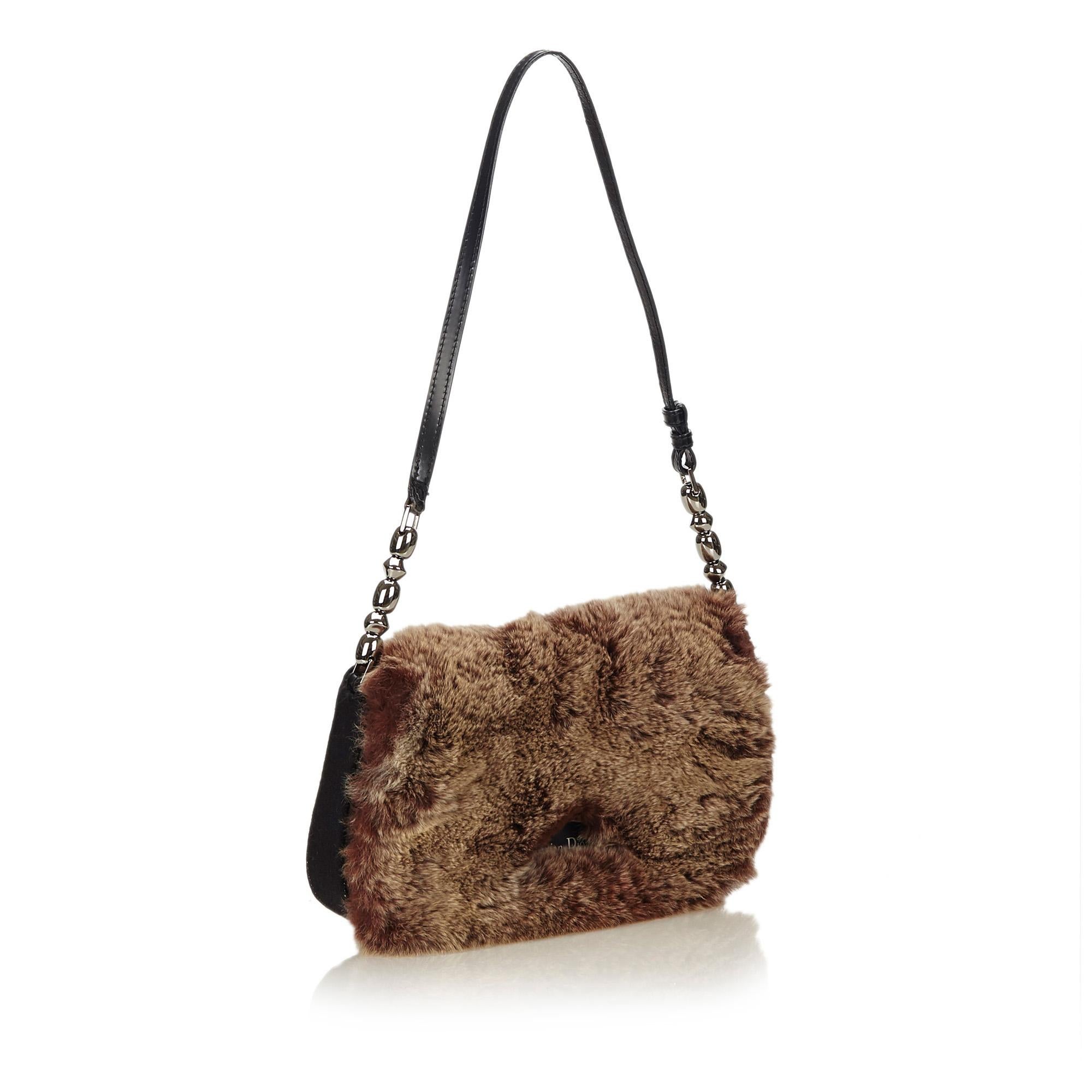 This shoulder bag features a fur body, flat leather strap, front flap, and interior zip pocket. It carries as AB condition rating.

Inclusions: 
Dust Bag

Dimensions:
Length: 24.00 cm
Width: 17.00 cm
Depth: 4.00 cm
Shoulder Drop: 29.00 cm

Material: