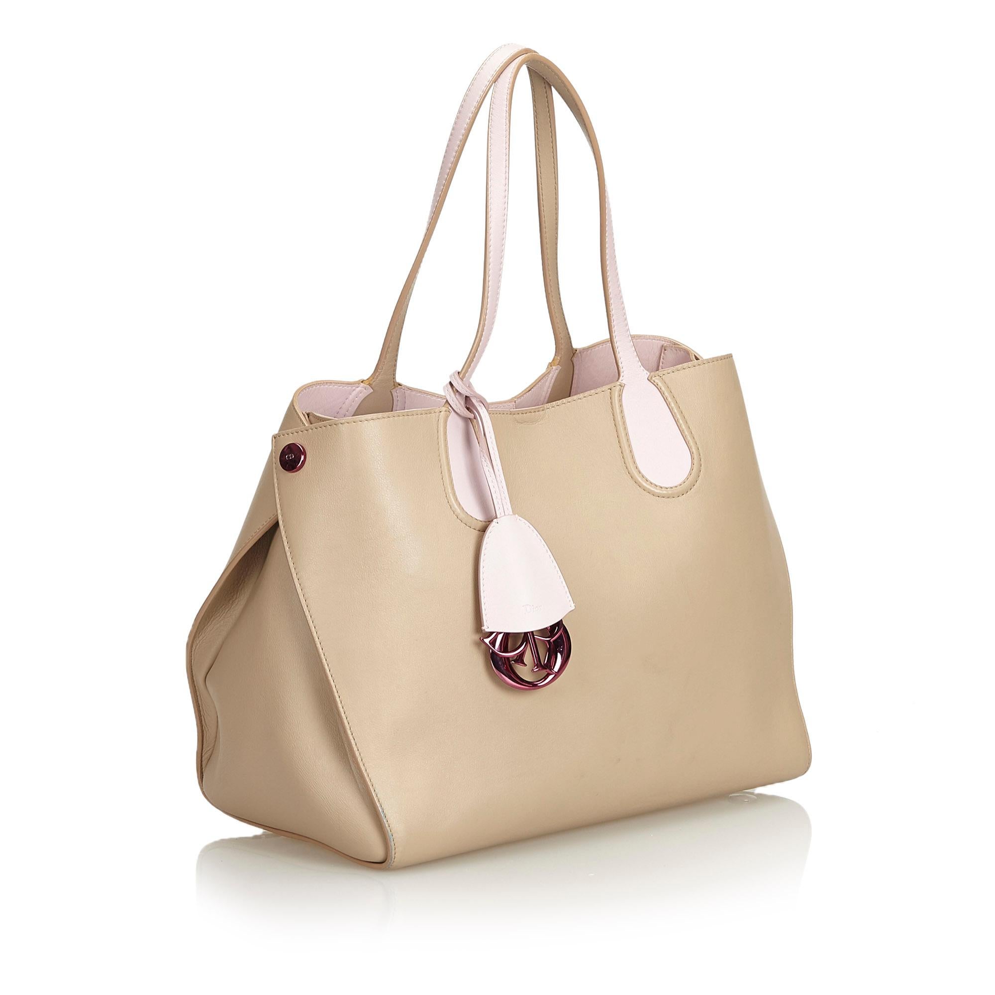 The Addict tote bag features a leather body, exterior side button details, flat leather handles, and an open top with a magnetic closure. It carries as B+ condition rating.

Inclusions: 
This item does not come with inclusions.

Dimensions:
Length: